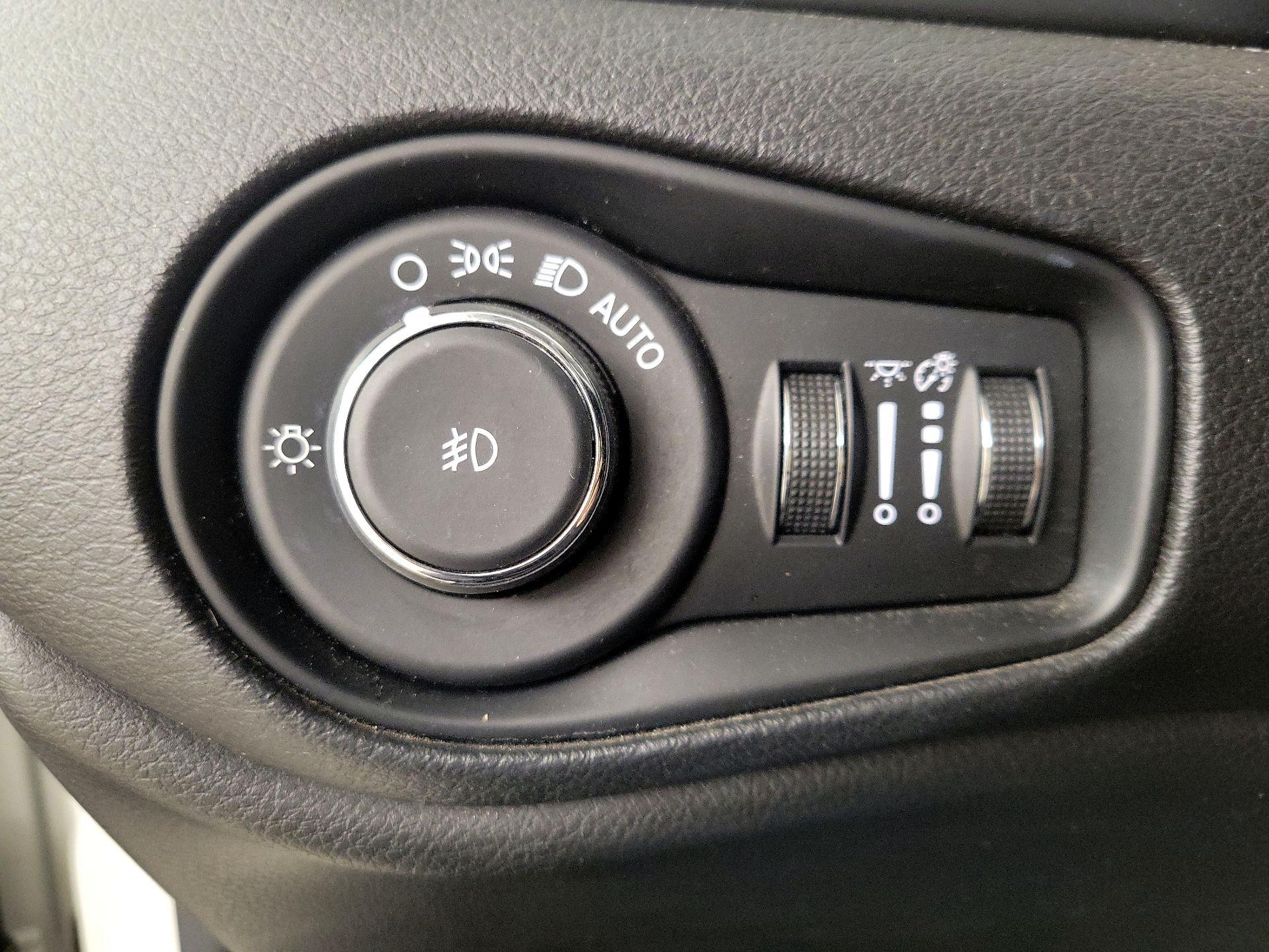 Thumbnail: 2015 Jeep Renegade - 13