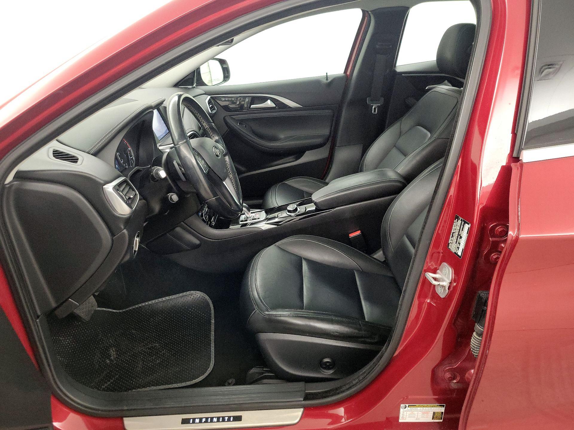 Thumbnail: 2017 INFINITI QX30 - 11