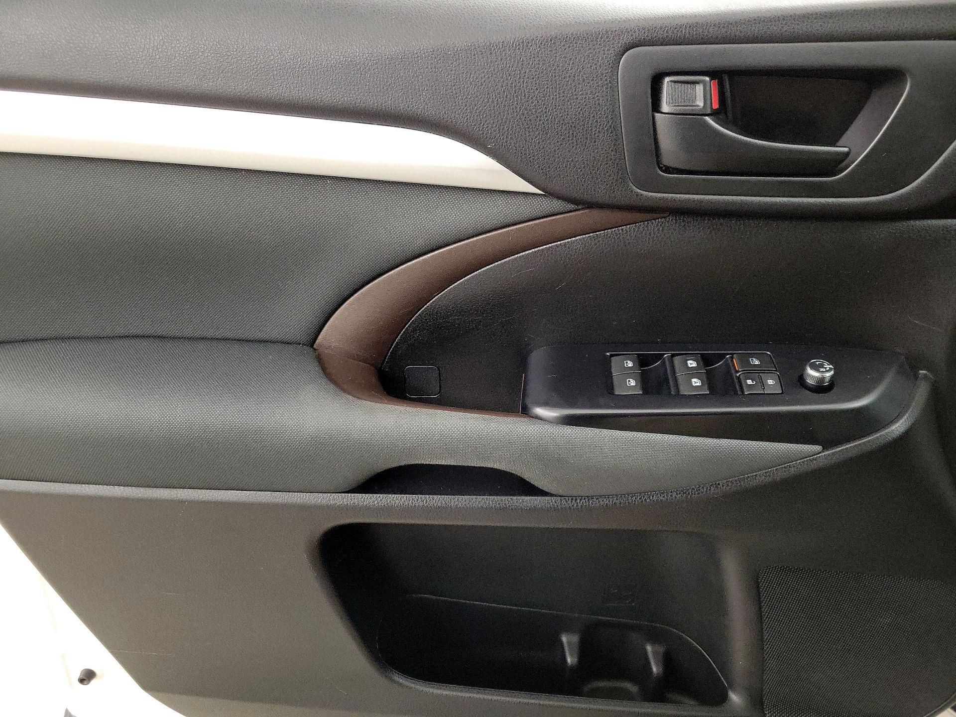 Thumbnail: 2016 Toyota Highlander - 12