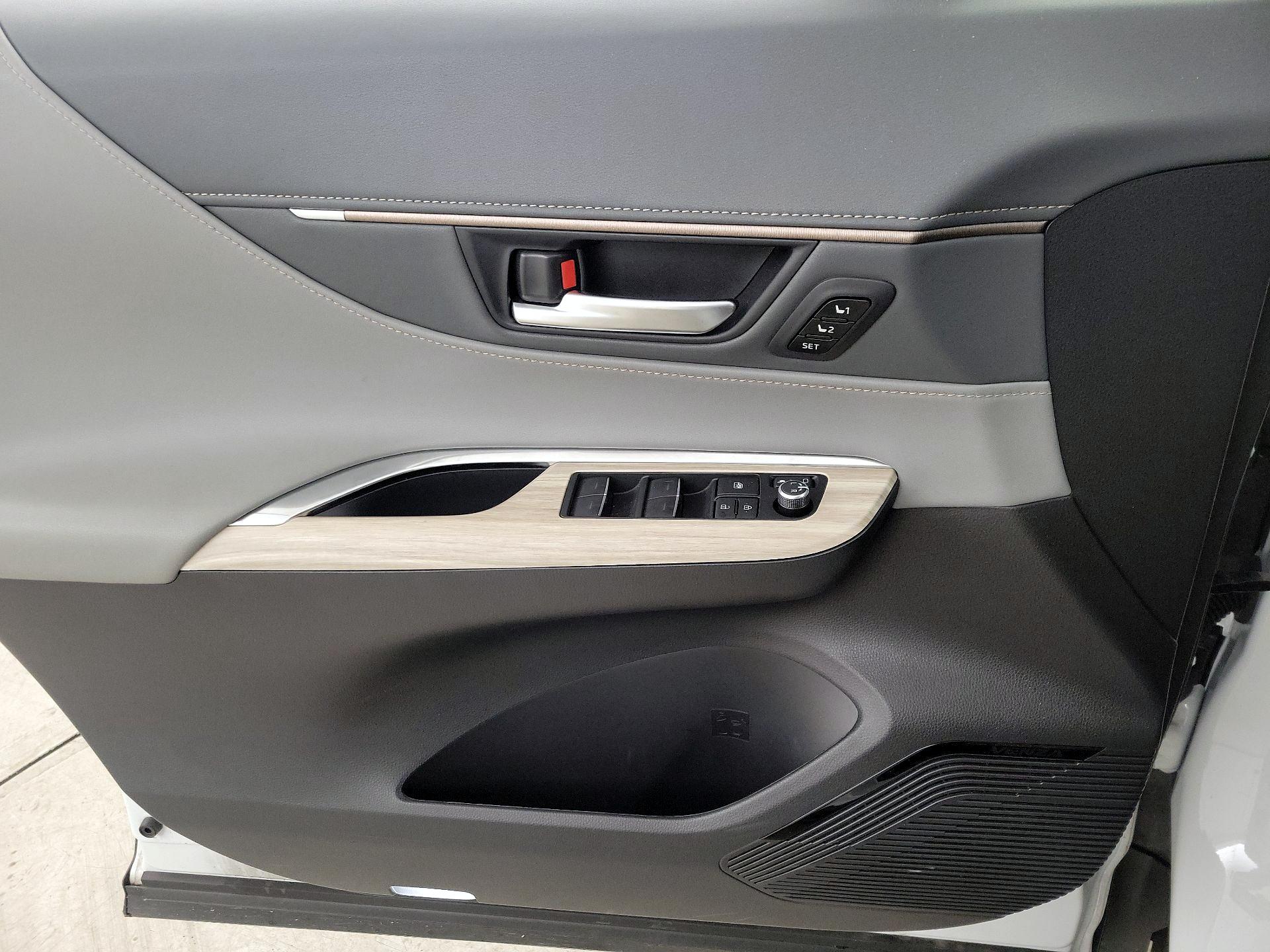 Thumbnail: 2024 Toyota Venza - 12