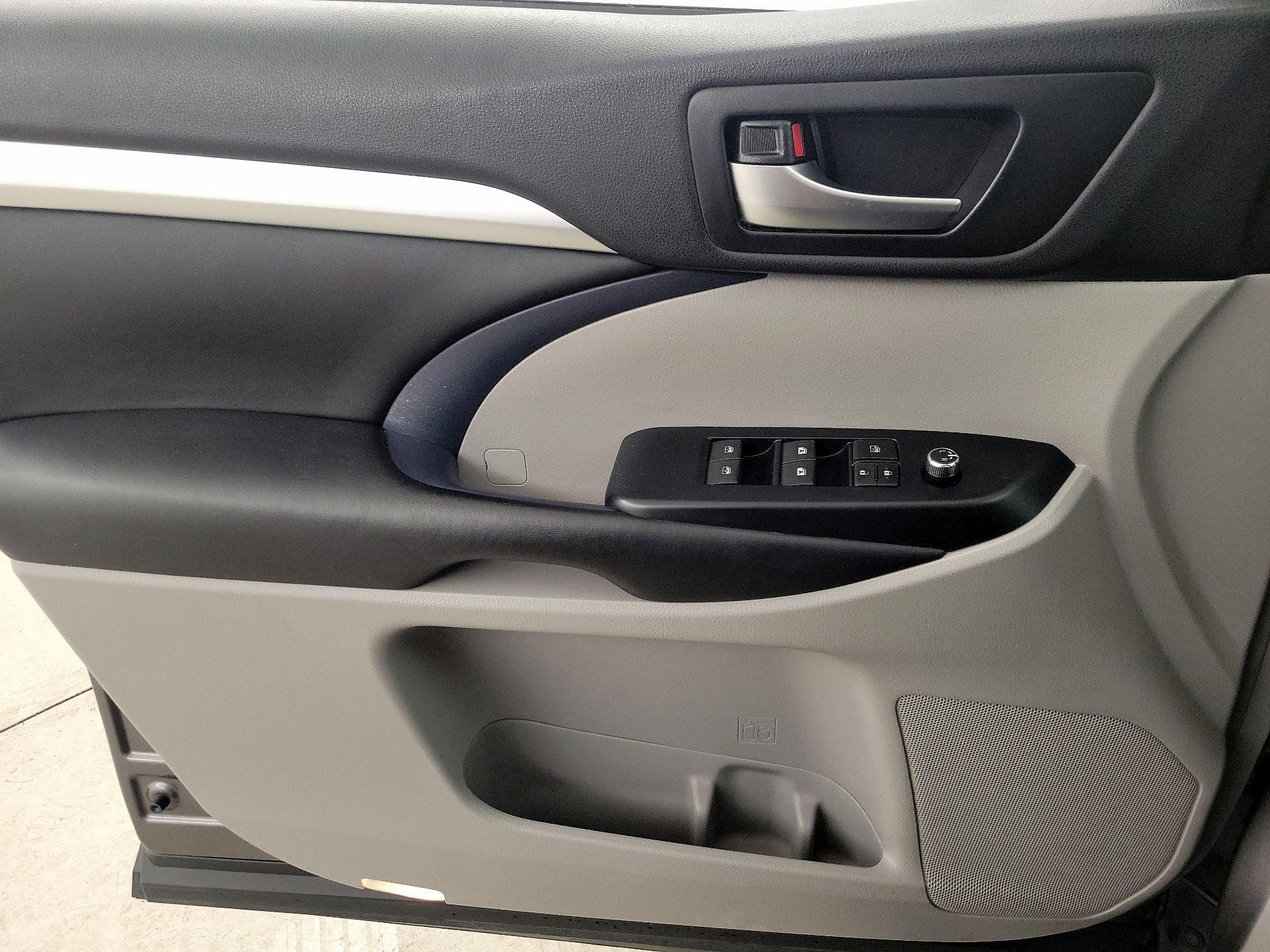 Thumbnail: 2019 Toyota Highlander - 12