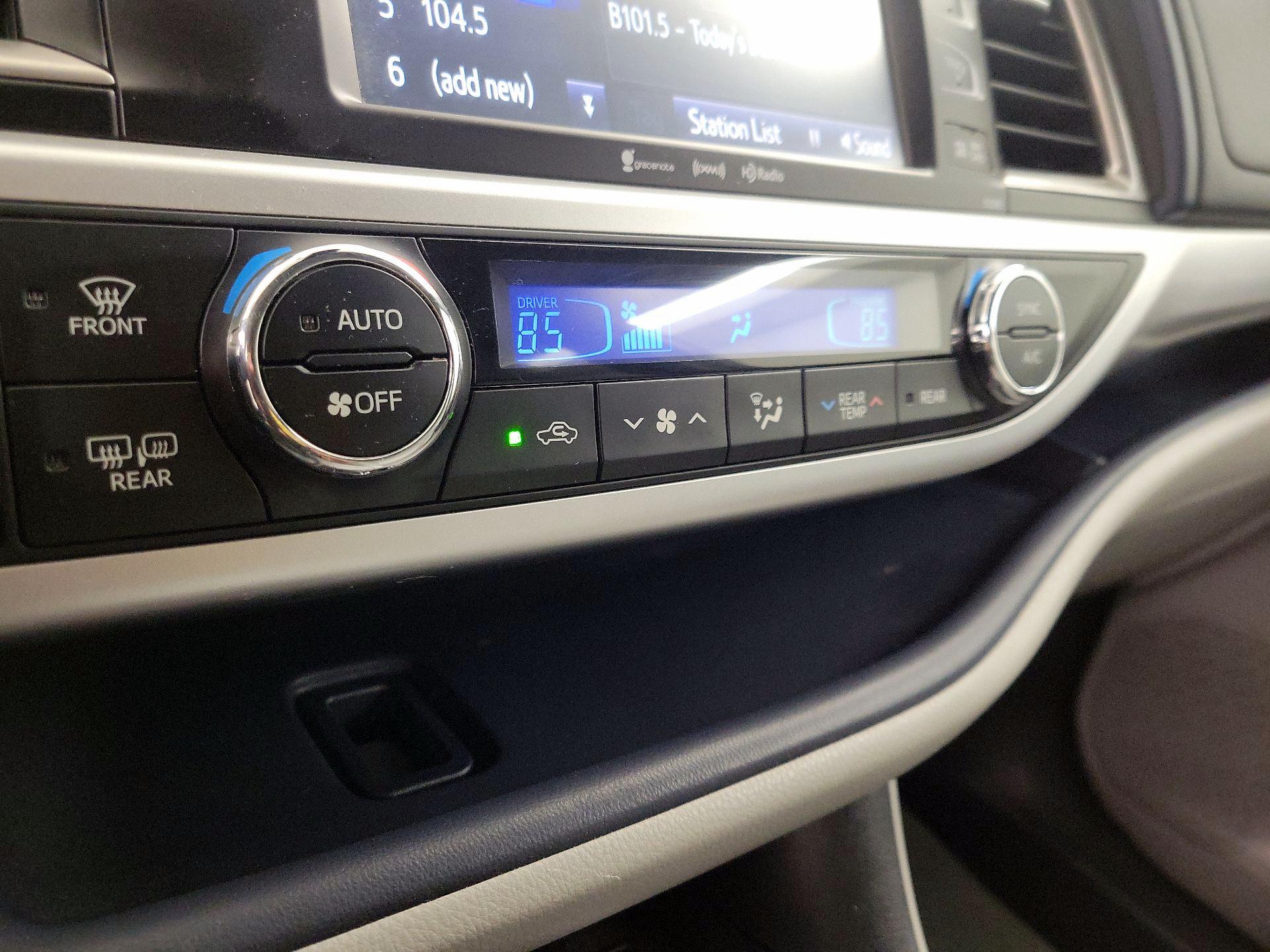 Thumbnail: 2019 Toyota Highlander - 17