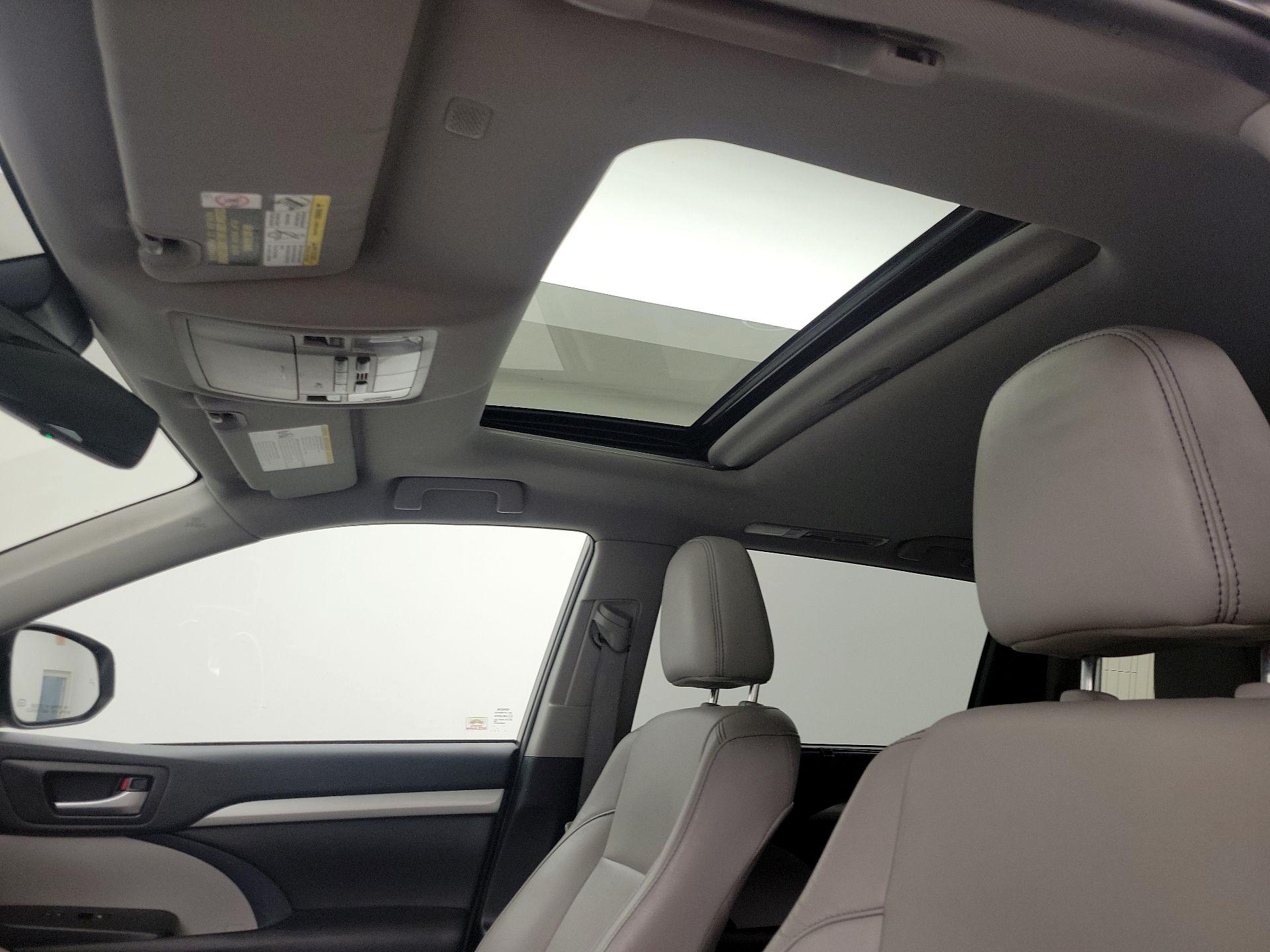 Thumbnail: 2019 Toyota Highlander - 20