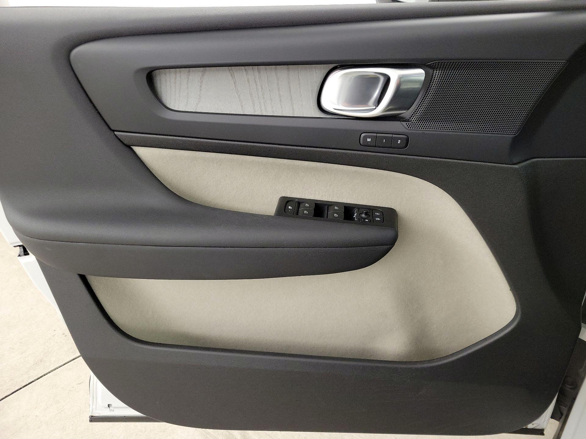 Thumbnail: 2024 Volvo XC40 - 12