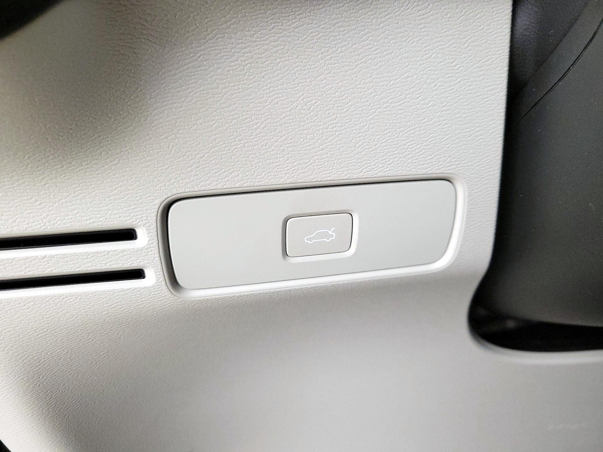 Thumbnail: 2024 Volvo XC40 - 13