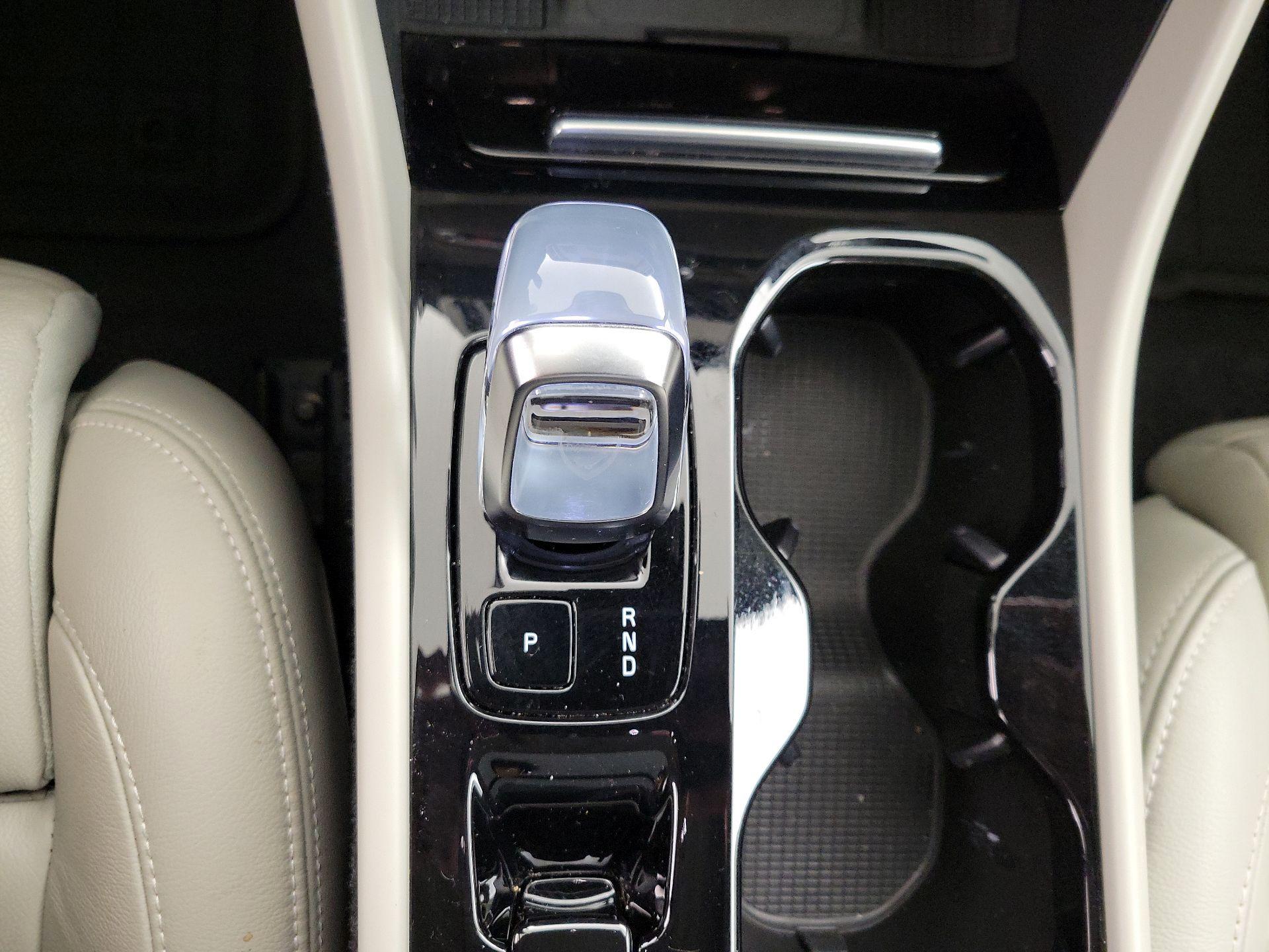 Thumbnail: 2024 Volvo XC40 - 17