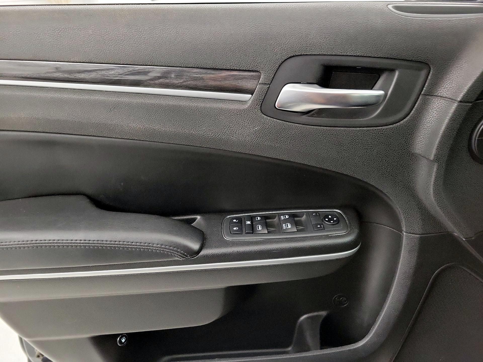 Thumbnail: 2019 Chrysler 300 - 12