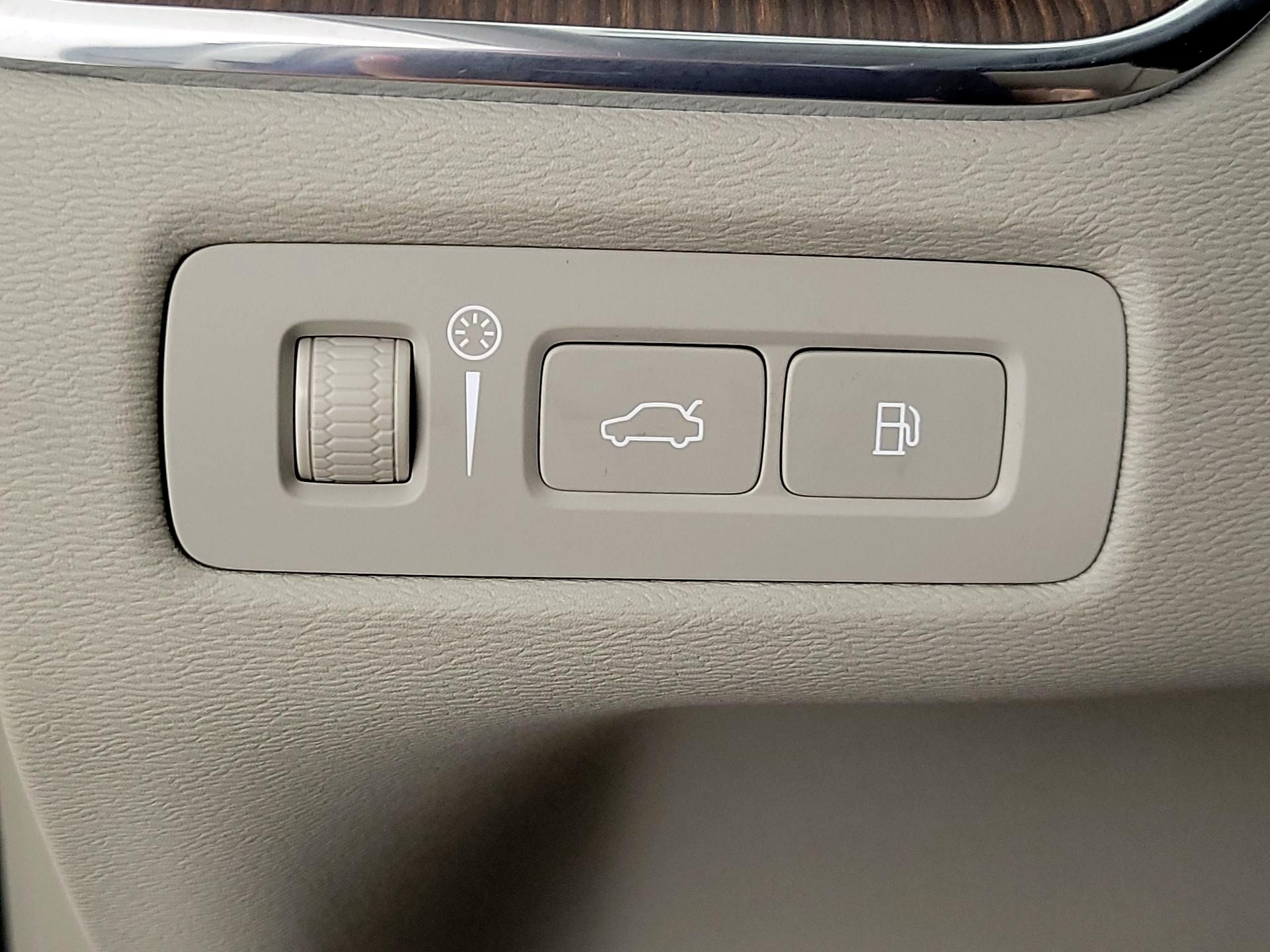 Thumbnail: 2022 Volvo XC60 - 13