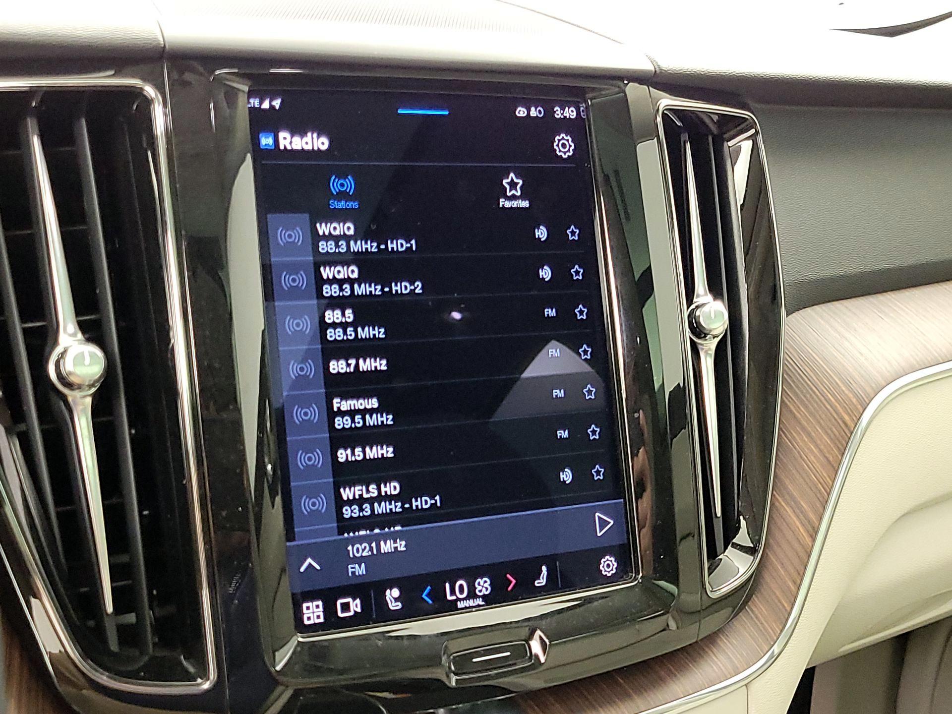 Thumbnail: 2022 Volvo XC60 - 16