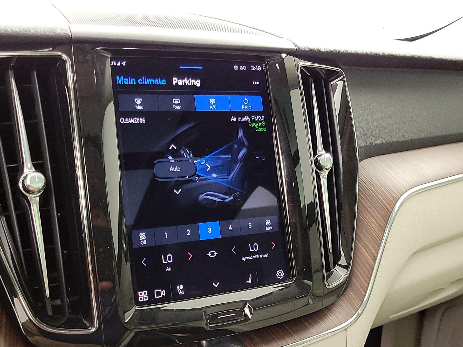 Thumbnail: 2022 Volvo XC60 - 17