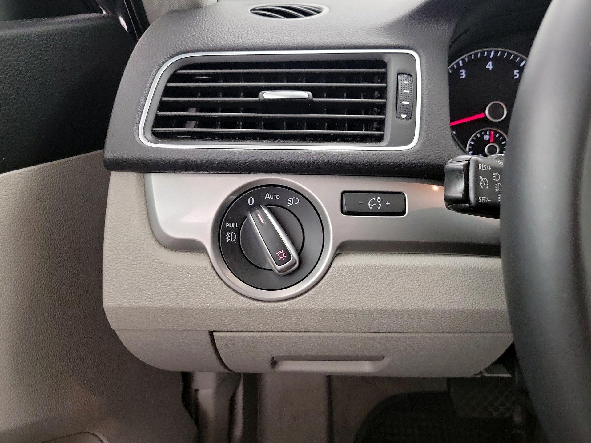 Thumbnail: 2015 Volkswagen Passat - 13