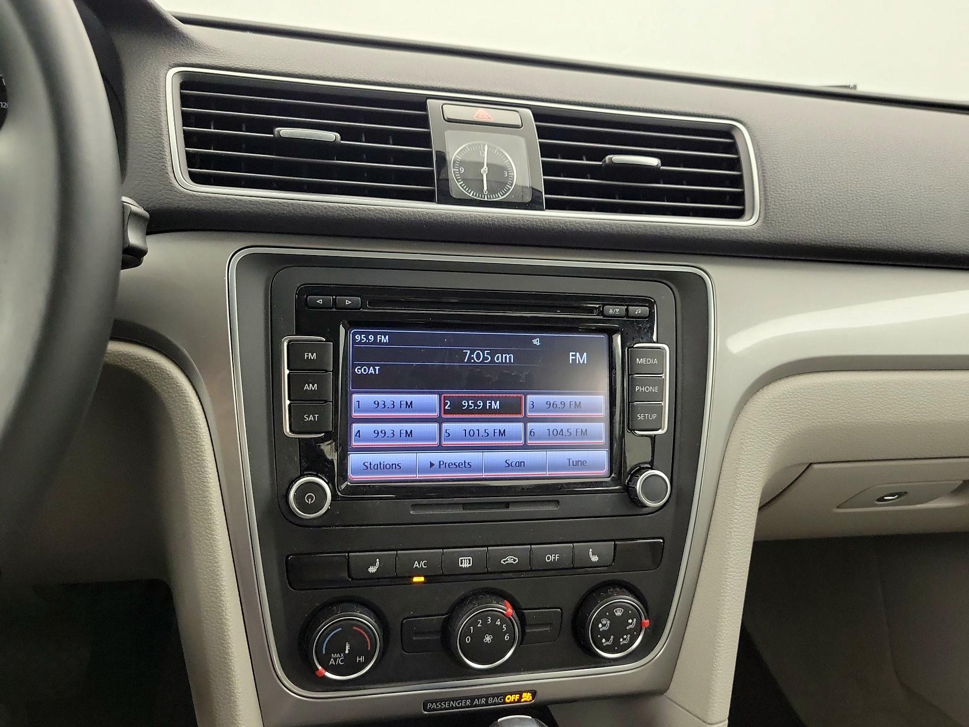 Thumbnail: 2015 Volkswagen Passat - 15