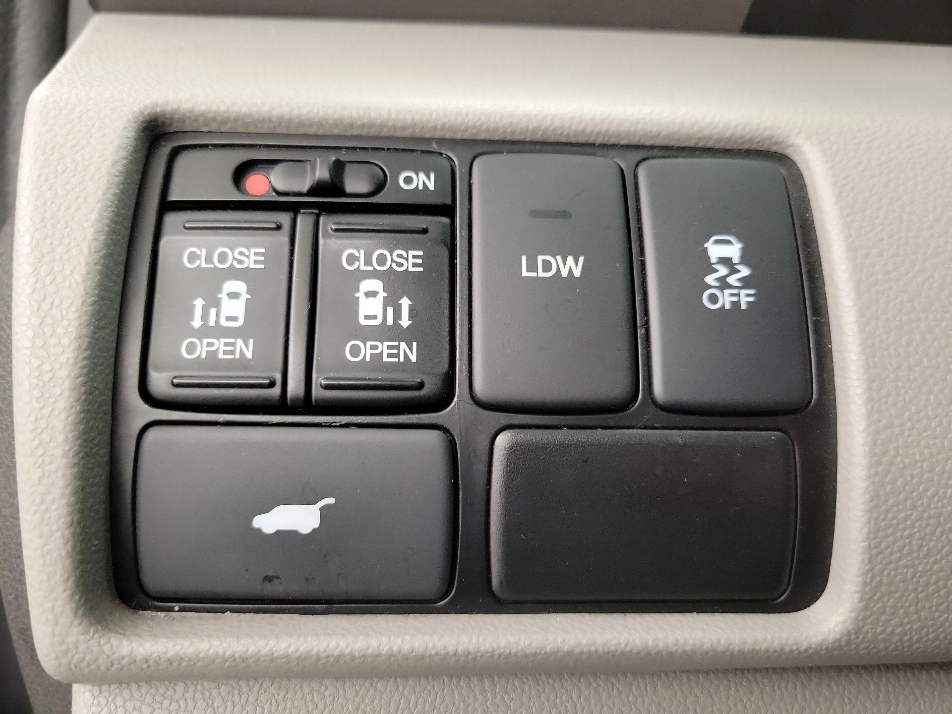 Thumbnail: 2016 Honda Odyssey - 13