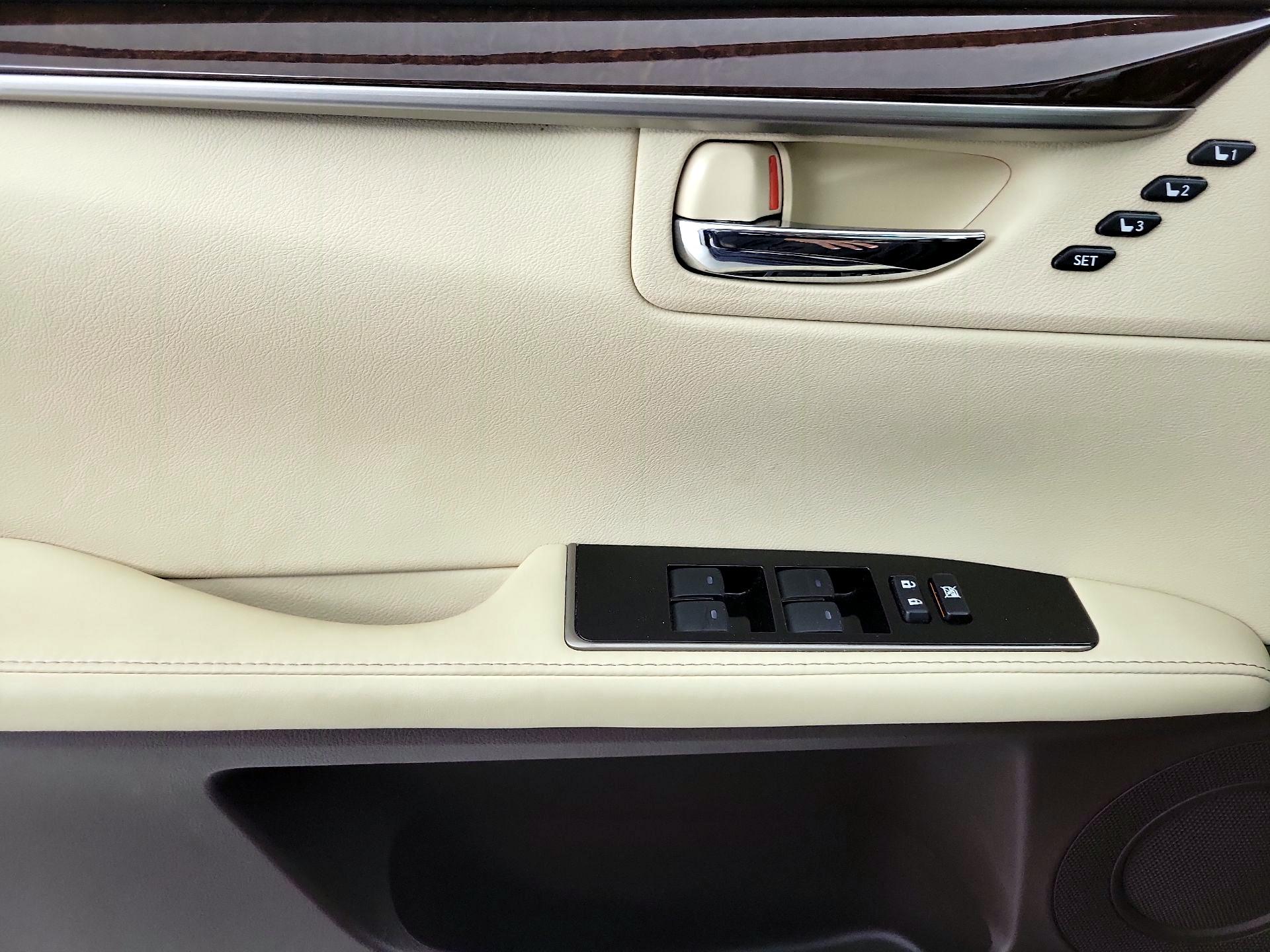 Thumbnail: 2016 Lexus ES - 12