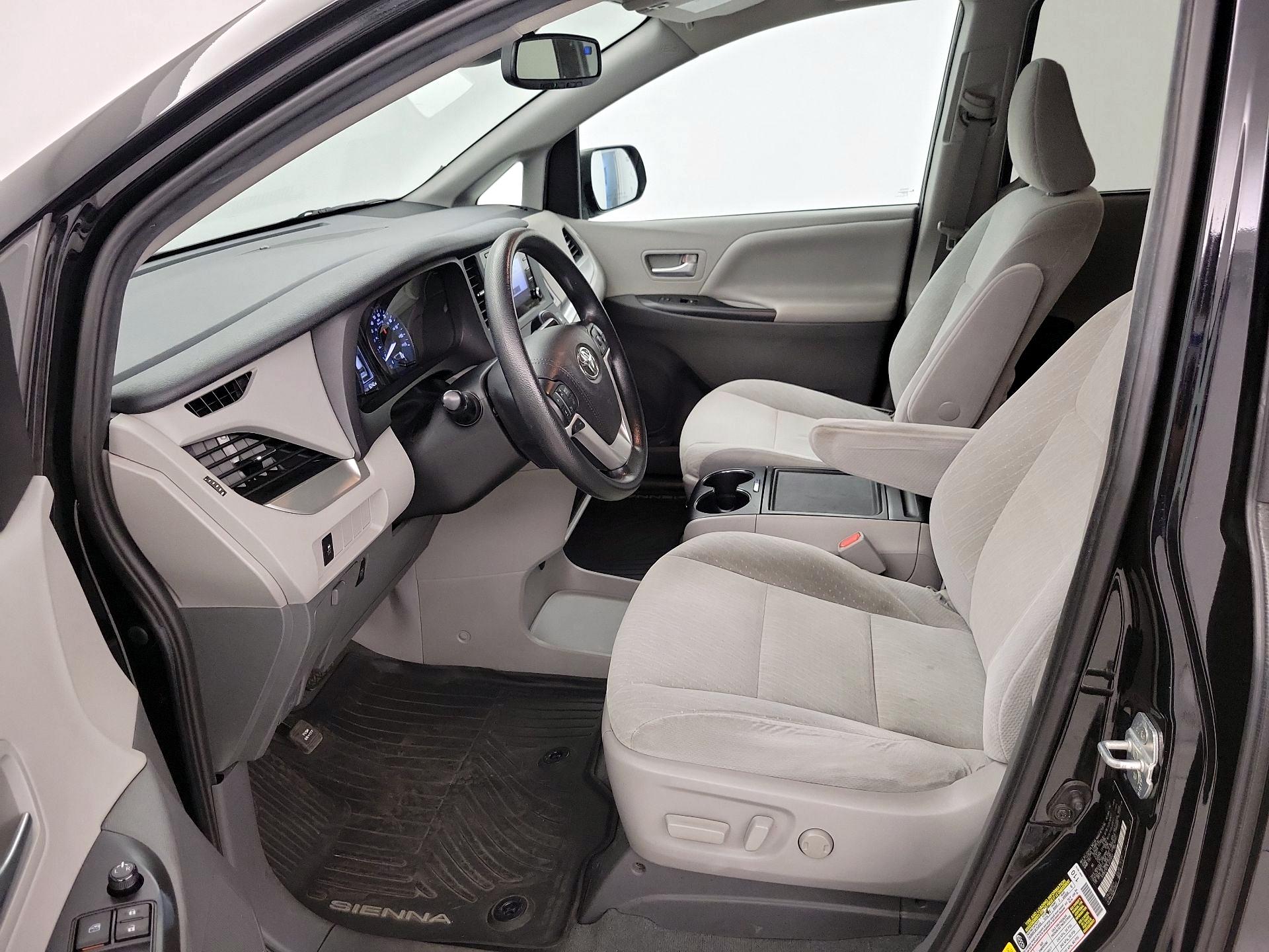 Thumbnail: 2020 Toyota Sienna - 11