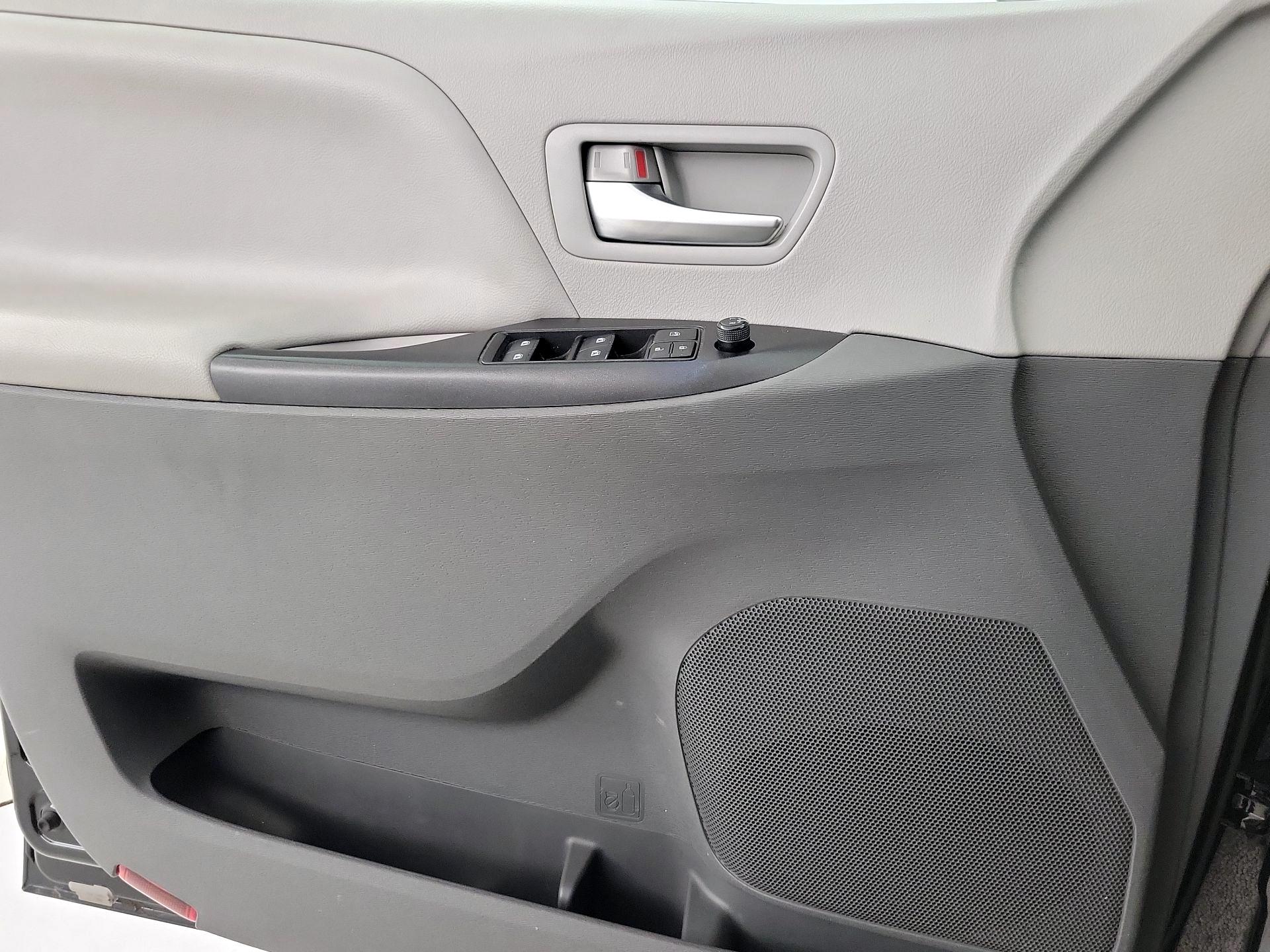 Thumbnail: 2020 Toyota Sienna - 12