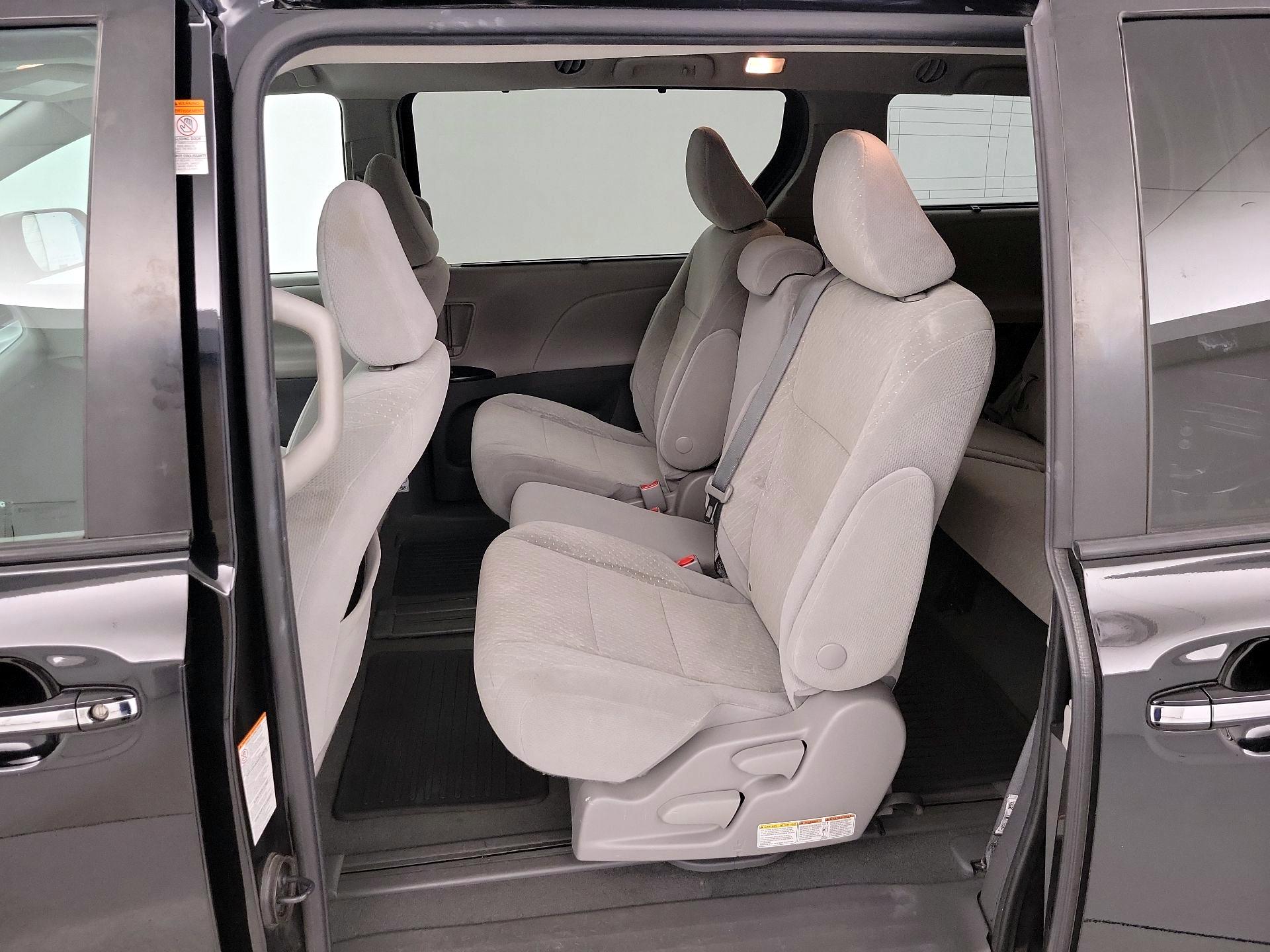 Thumbnail: 2020 Toyota Sienna - 19