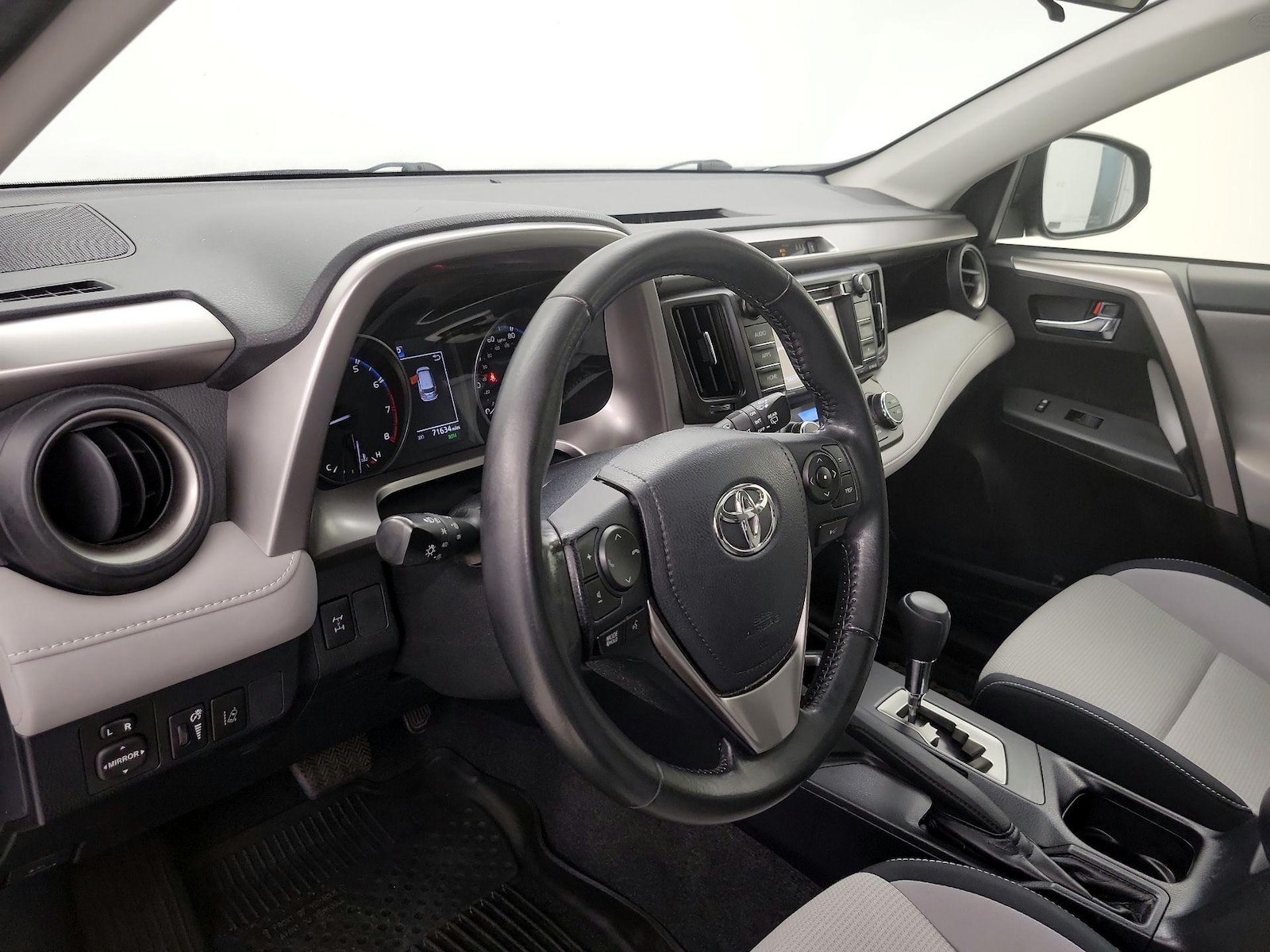 2018 Toyota RAV4 XLE - Photo 10