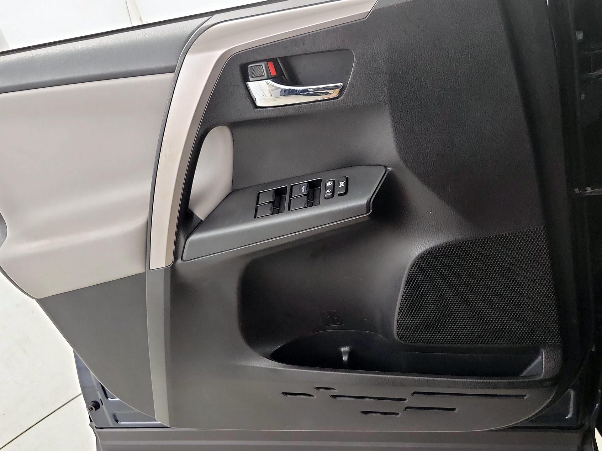 Thumbnail: 2018 Toyota RAV4 - 12
