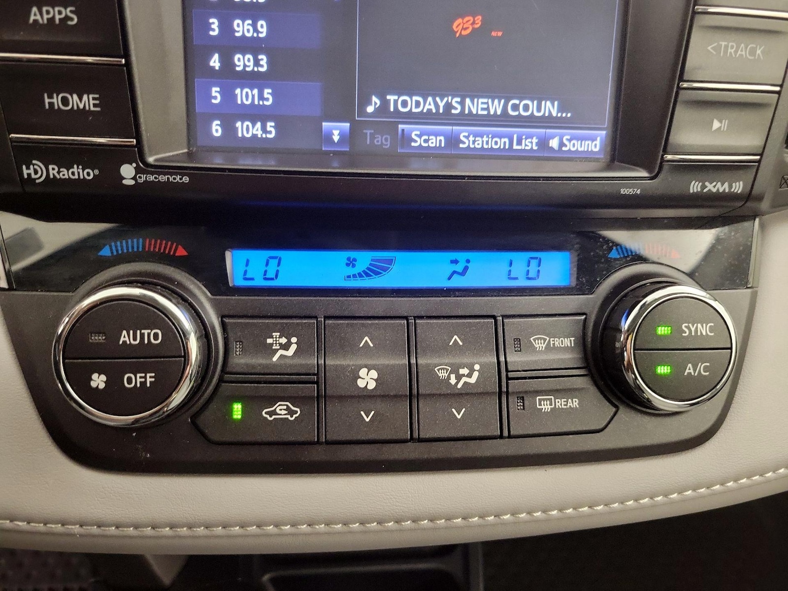2018 Toyota RAV4 XLE - Photo 17