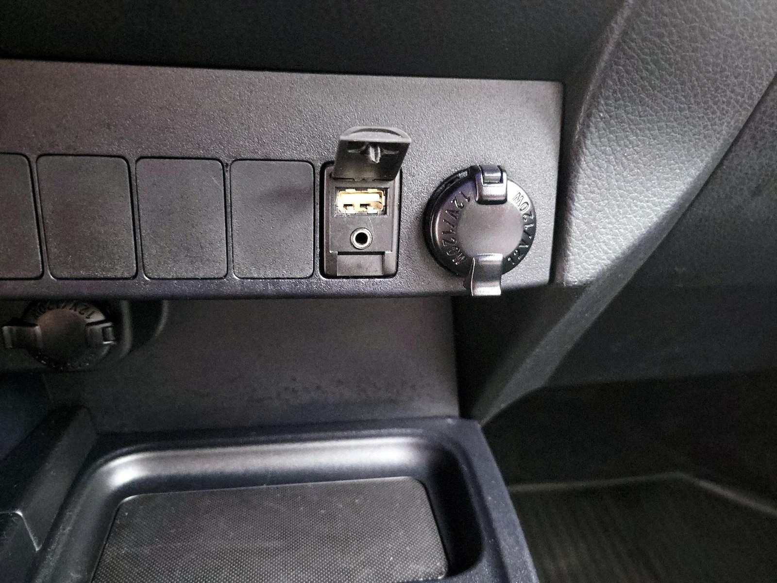 2018 Toyota RAV4 XLE - Photo 19