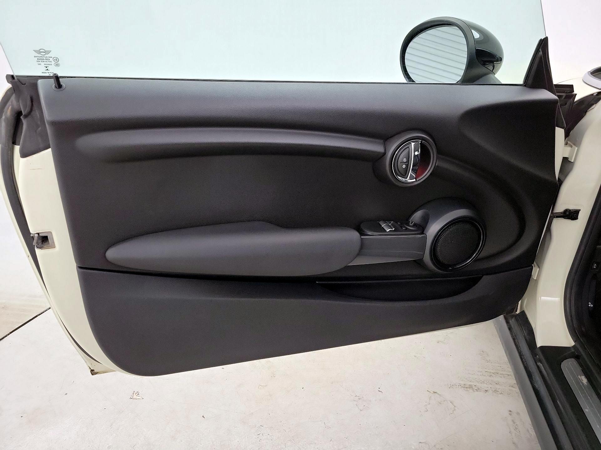 Thumbnail: 2015 MINI Cooper Hardtop - 12