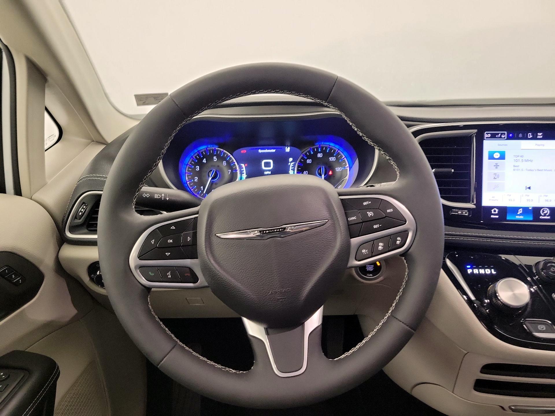Thumbnail: 2023 Chrysler Pacifica - 10