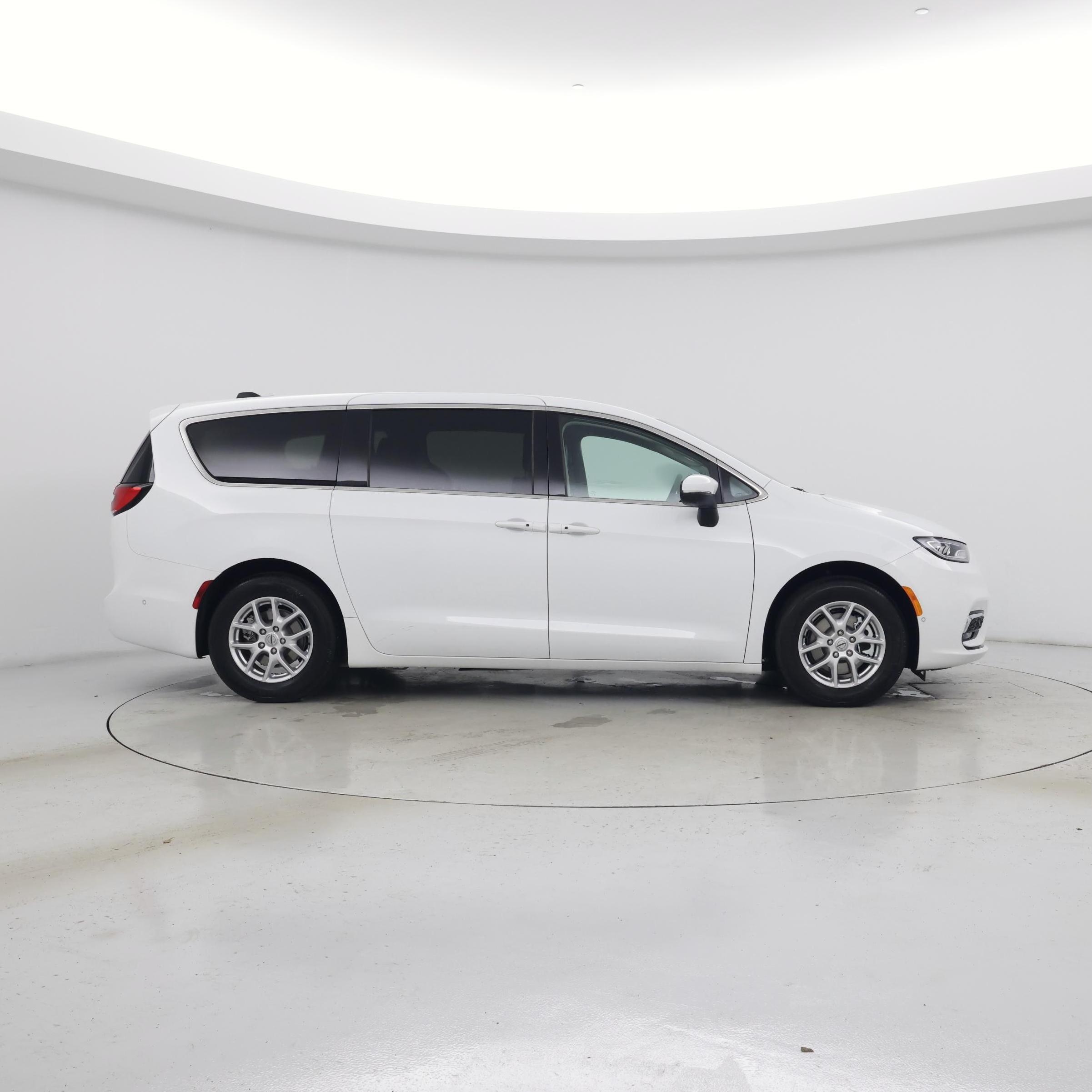Thumbnail: 2023 Chrysler Pacifica - 7