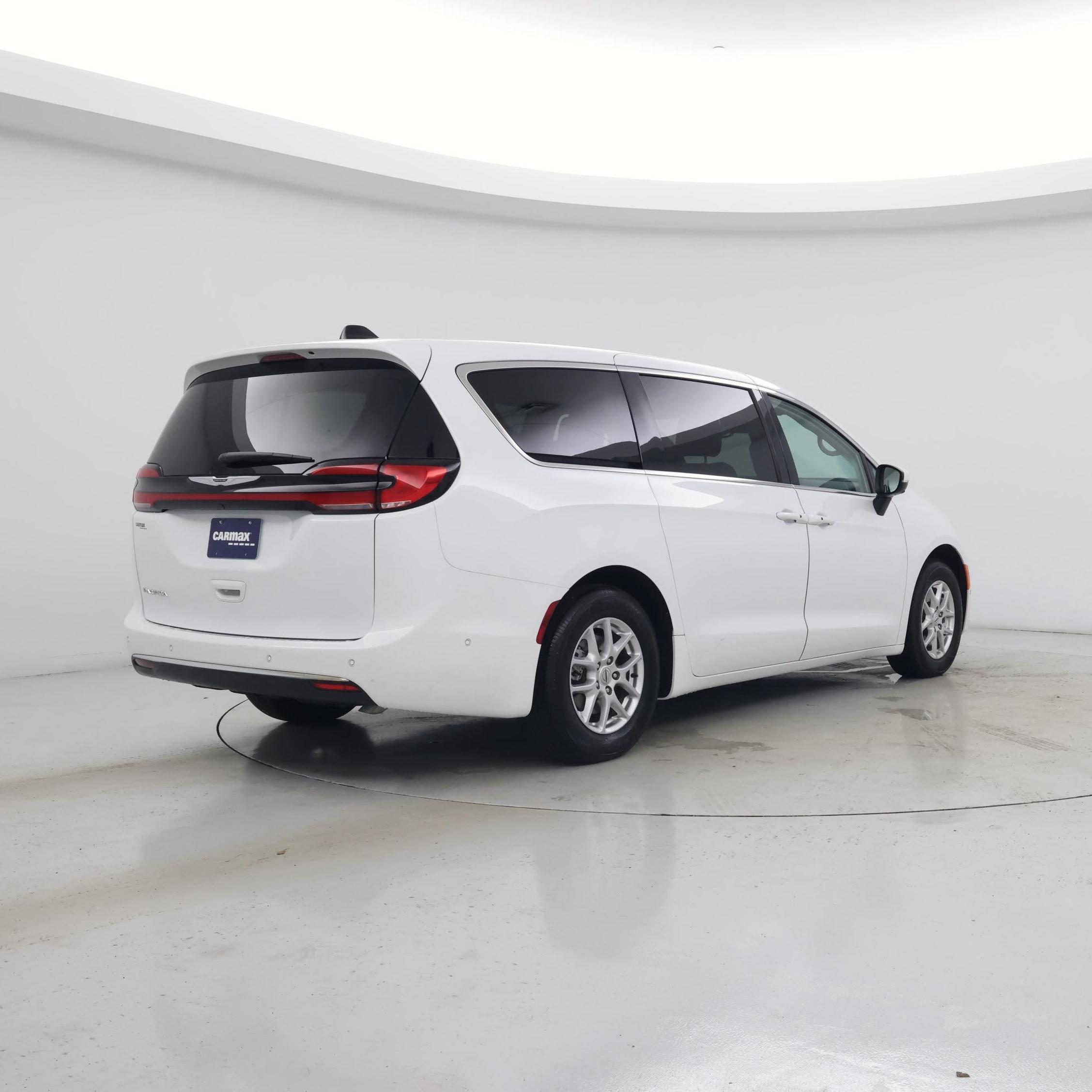 Thumbnail: 2023 Chrysler Pacifica - 8