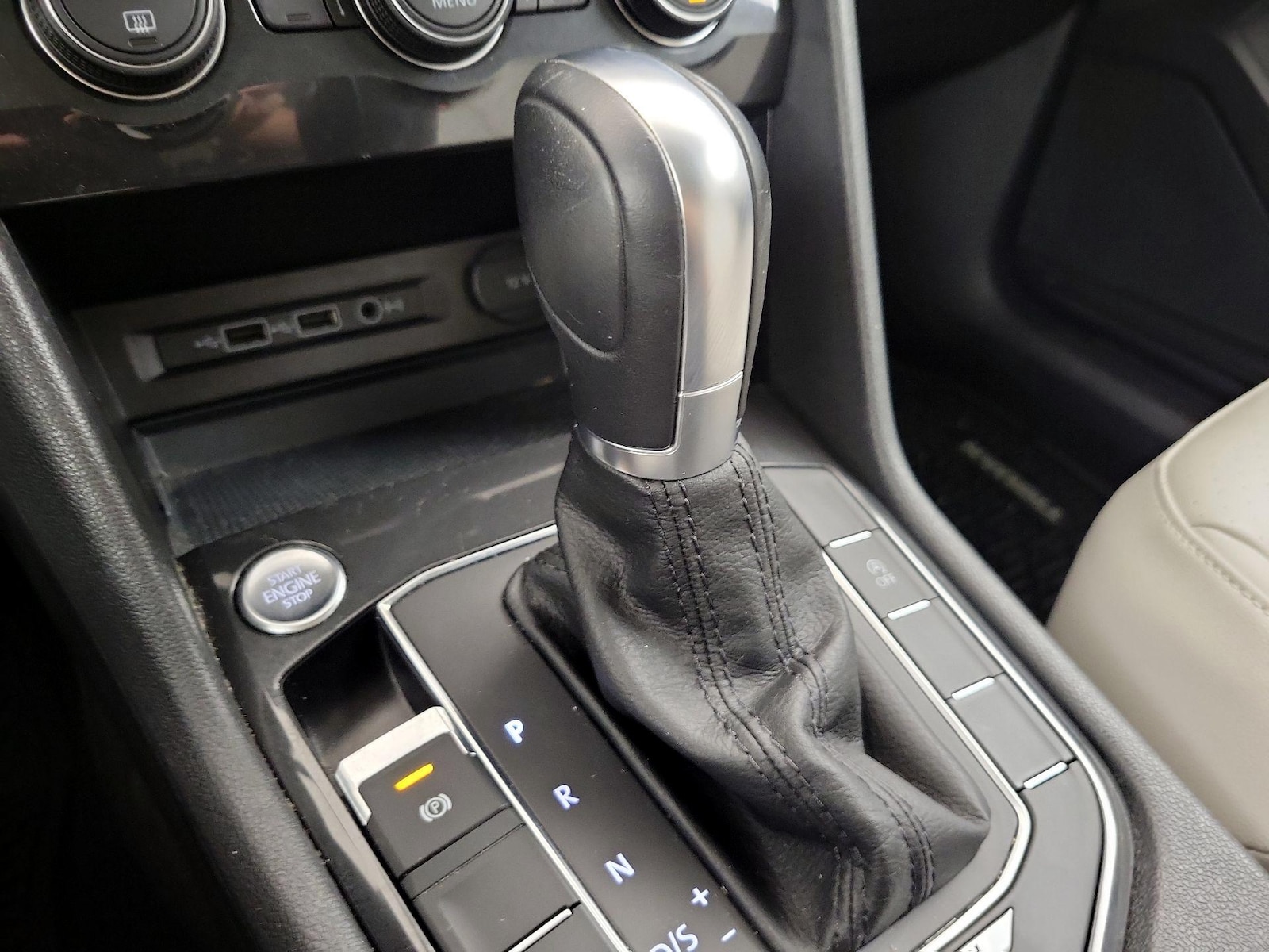 2018 Volkswagen Tiguan SE - Photo 18