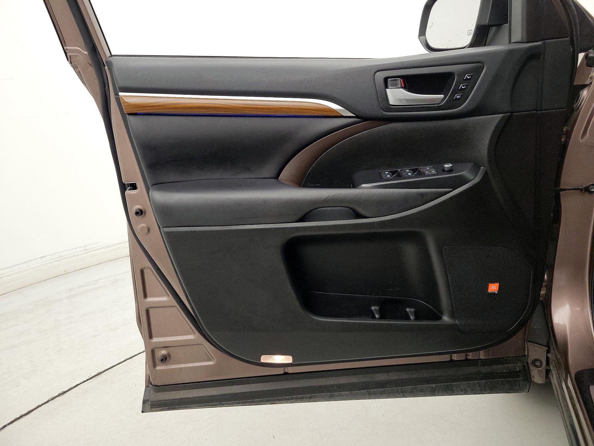 Thumbnail: 2018 Toyota Highlander - 12