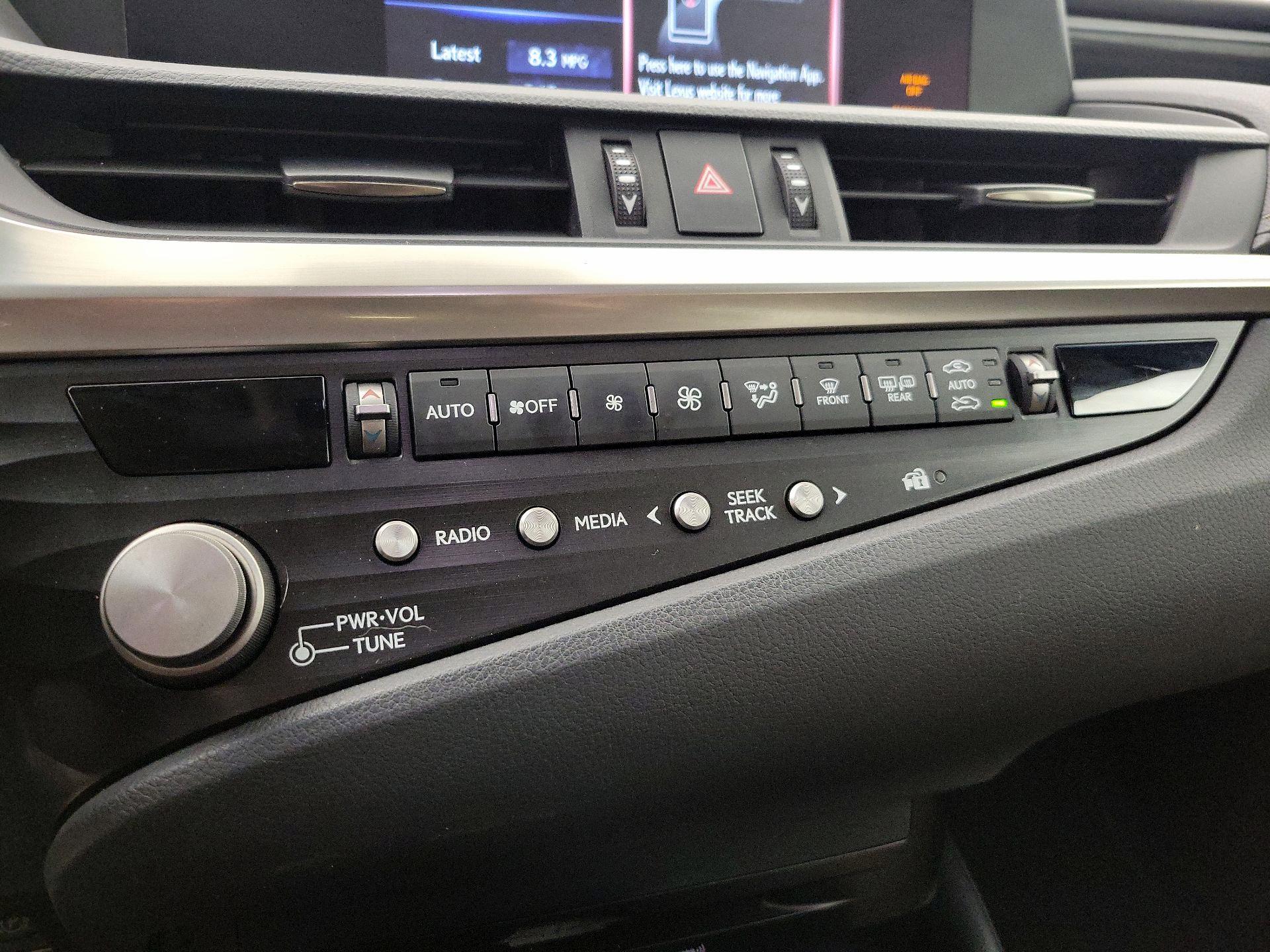 Thumbnail: 2021 Lexus ES - 16