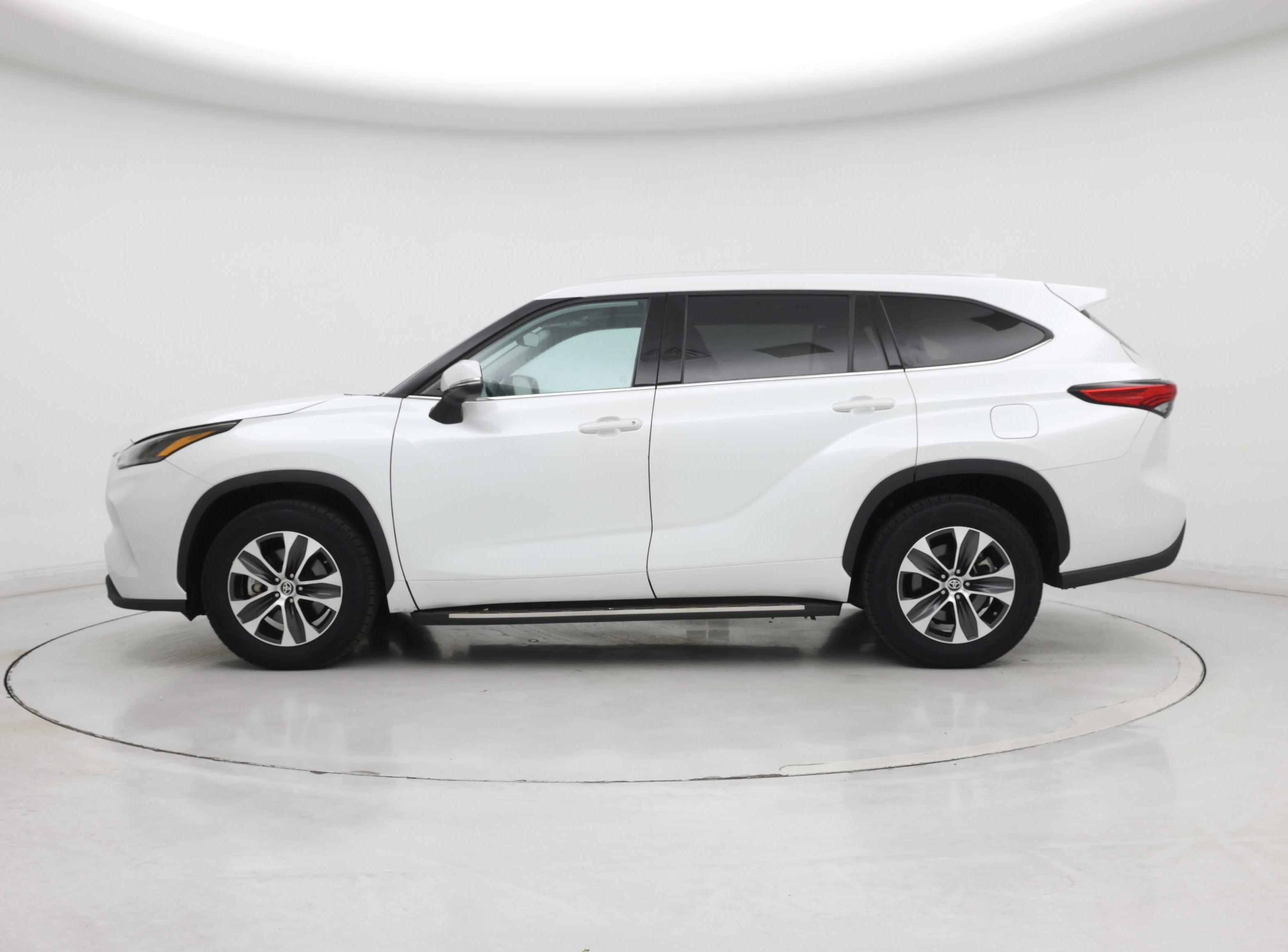 Thumbnail: 2022 Toyota Highlander - 3
