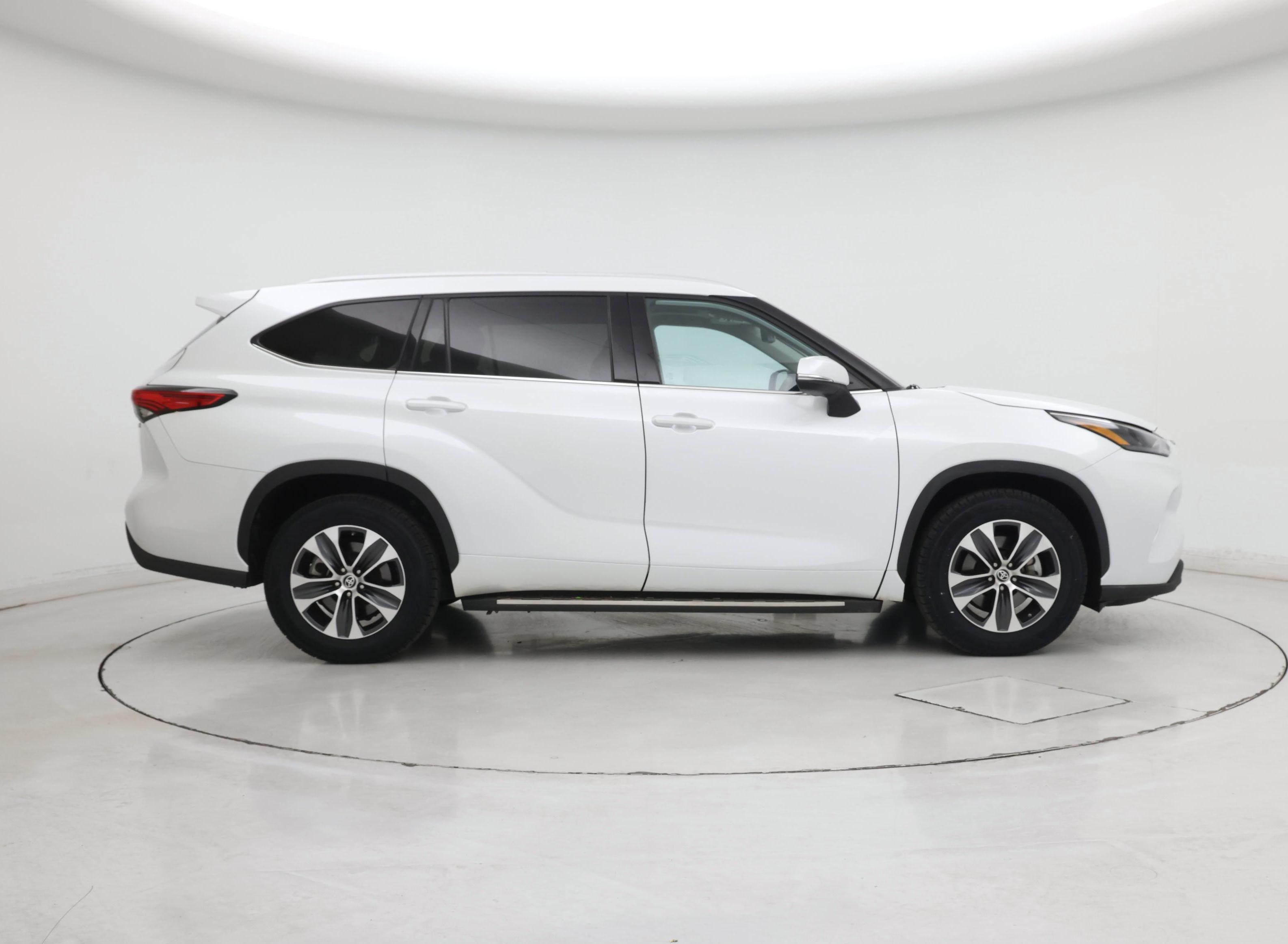 Thumbnail: 2022 Toyota Highlander - 7