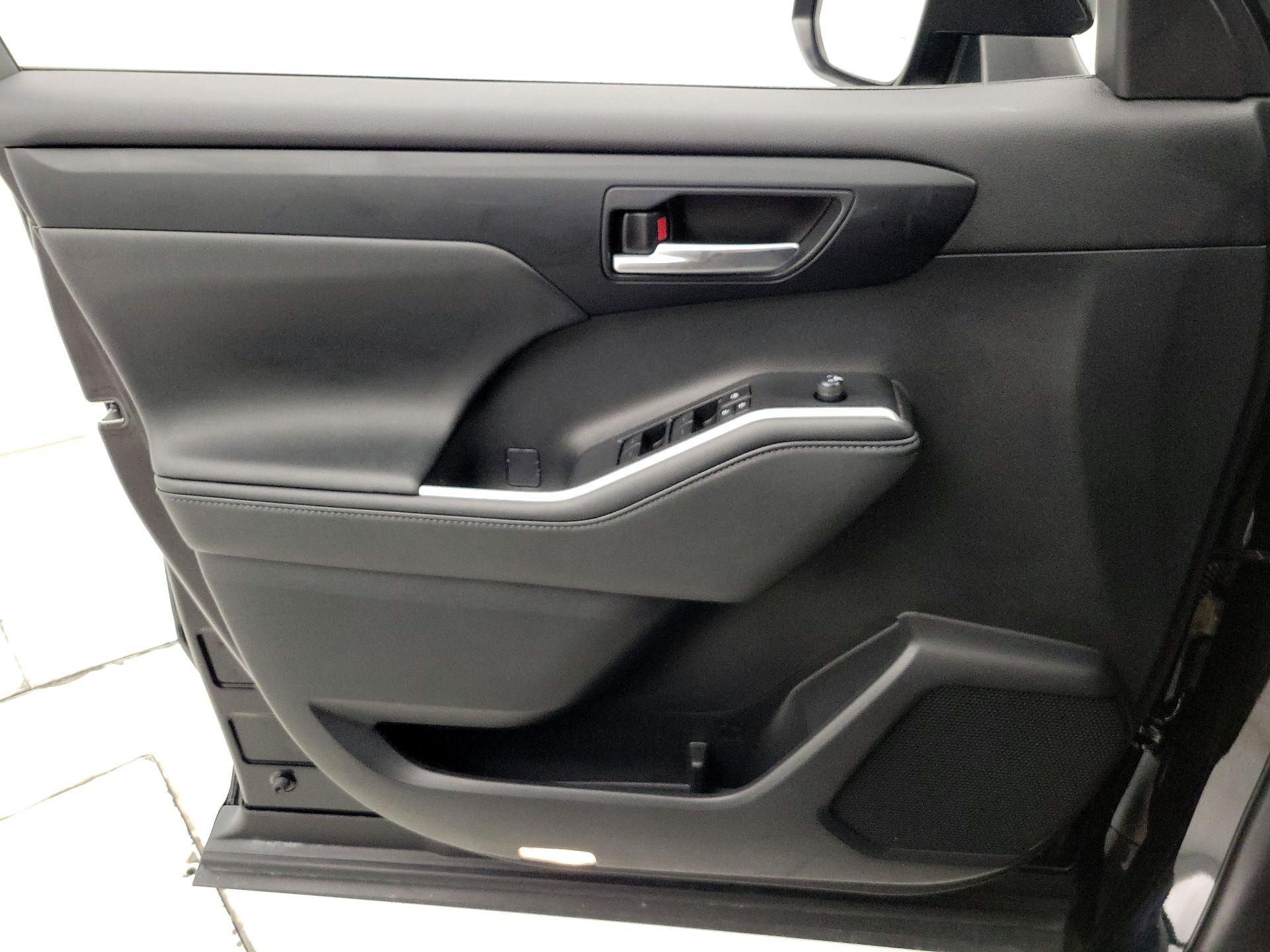 Thumbnail: 2024 Toyota Highlander - 12