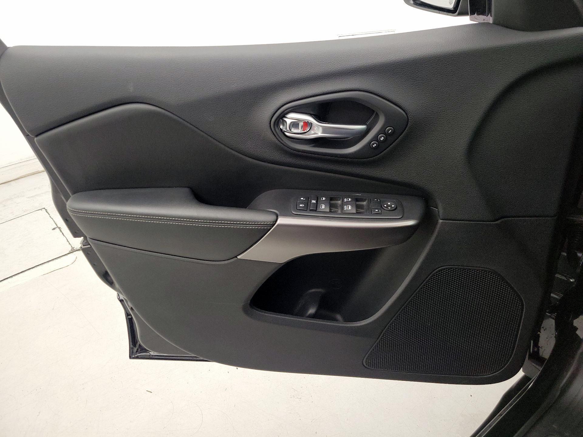 Thumbnail: 2020 Jeep Cherokee - 12