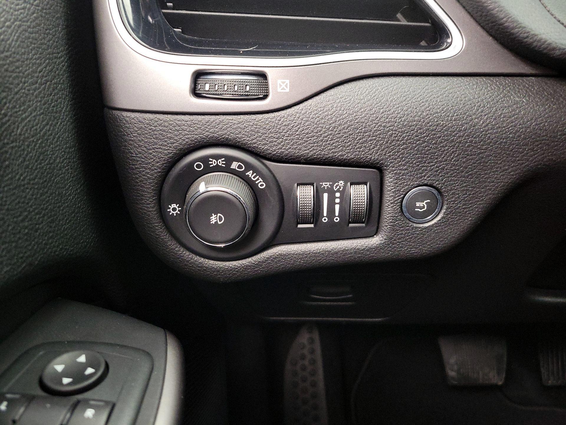 Thumbnail: 2020 Jeep Cherokee - 13