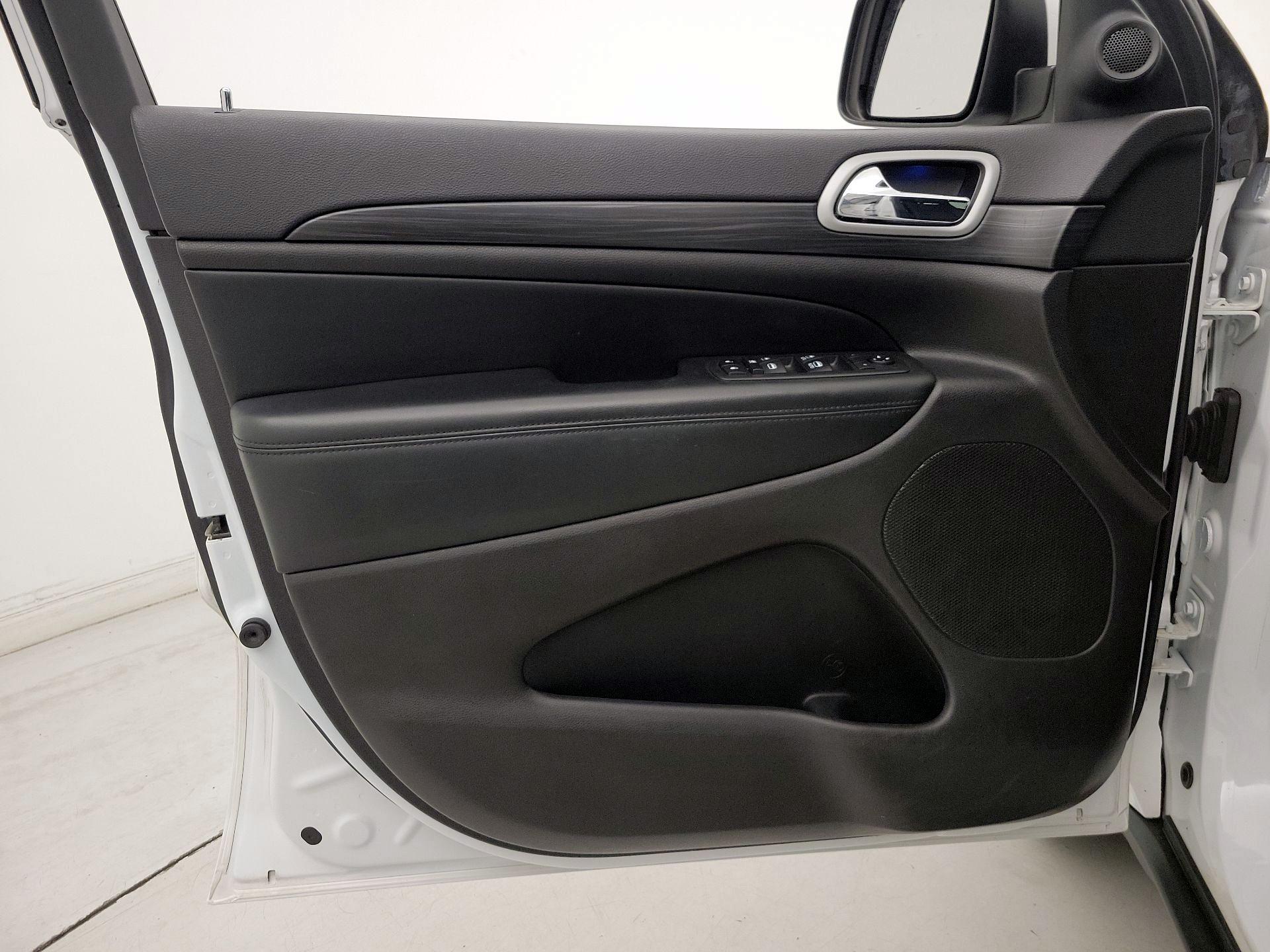 Thumbnail: 2020 Jeep Grand Cherokee - 12