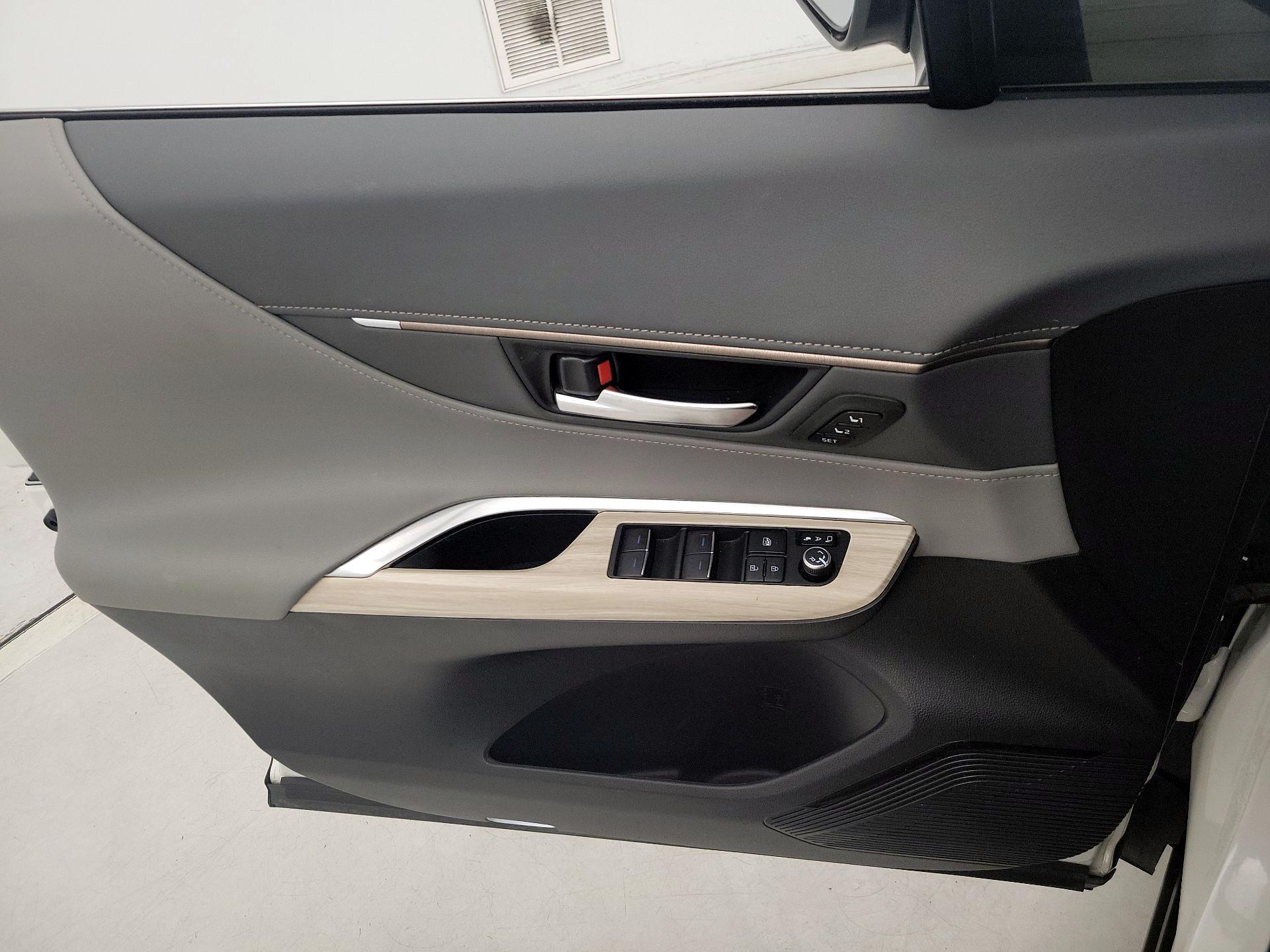 Thumbnail: 2021 Toyota Venza - 12