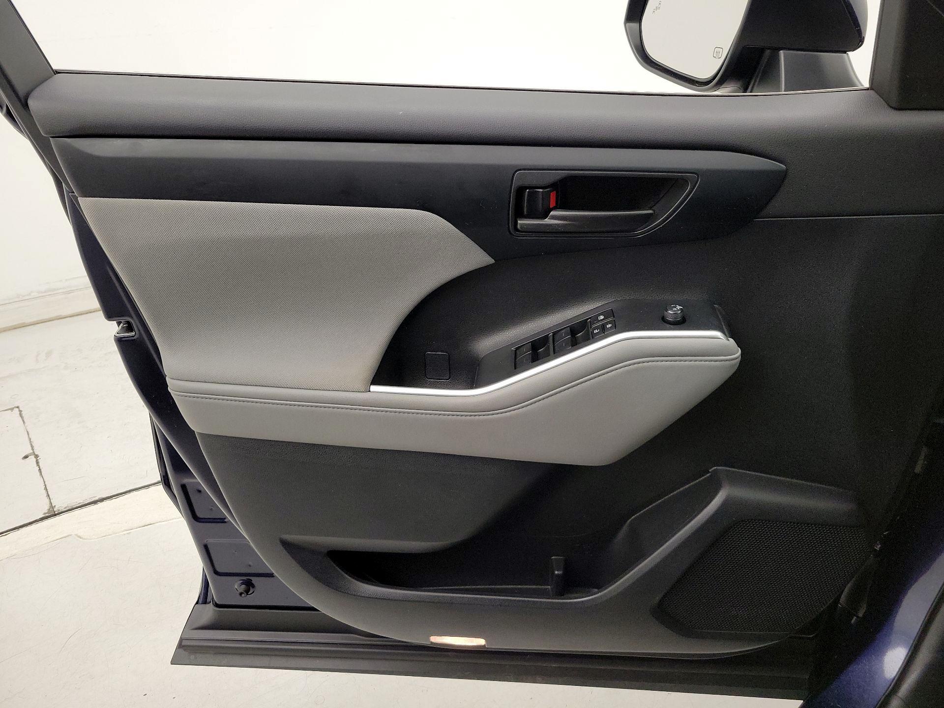 Thumbnail: 2023 Toyota Highlander - 12