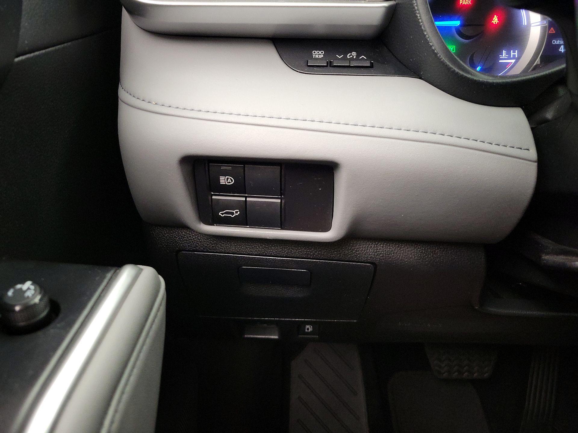 Thumbnail: 2023 Toyota Highlander - 13