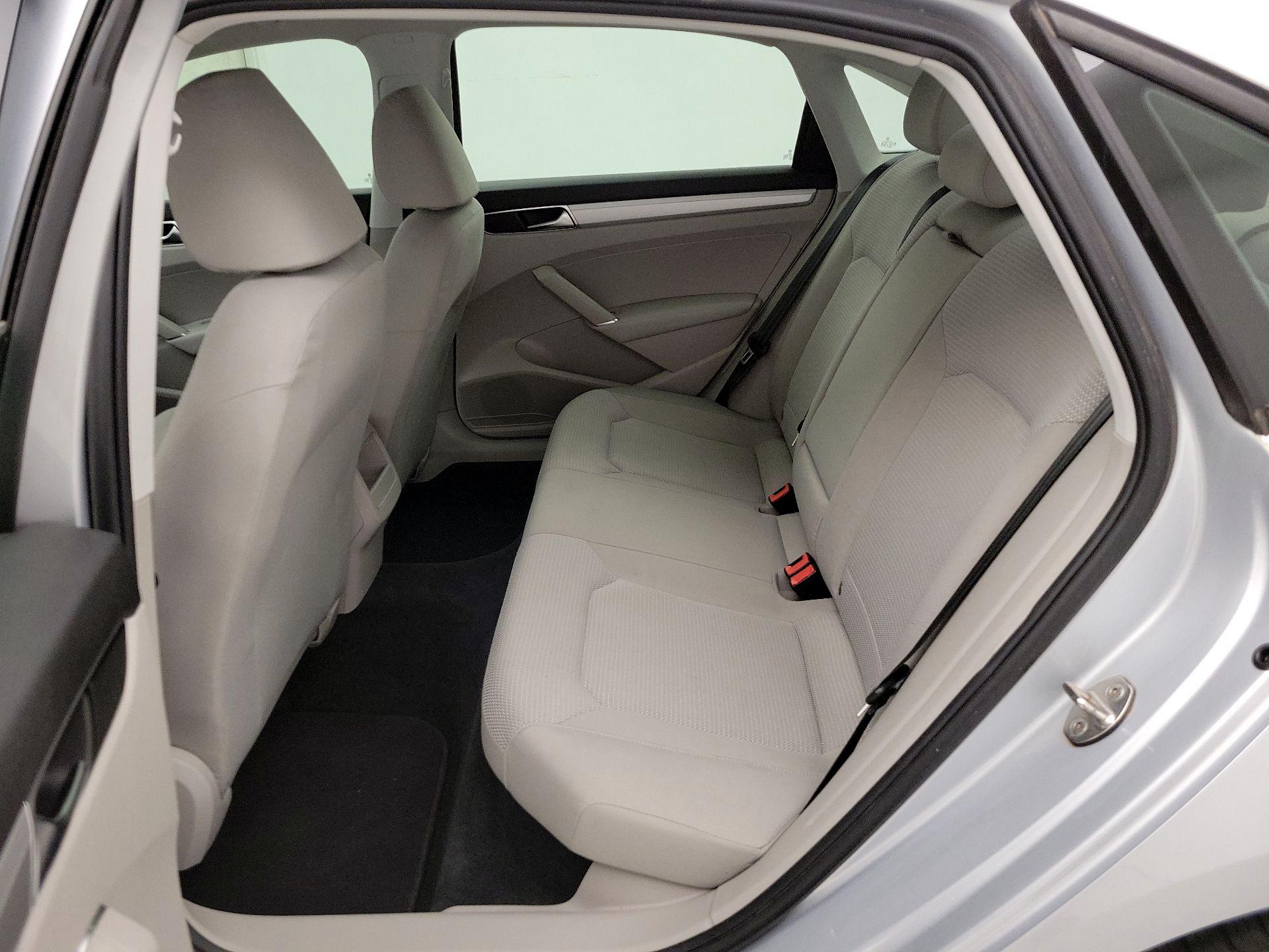 Thumbnail: 2018 Volkswagen Passat - 19