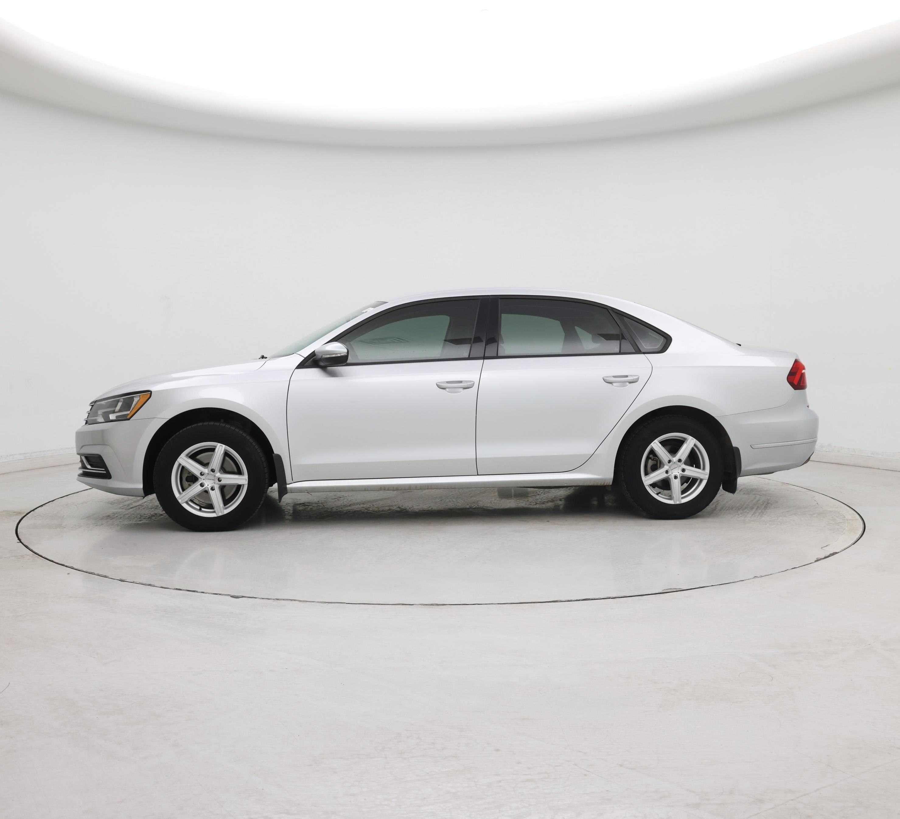 Thumbnail: 2018 Volkswagen Passat - 3