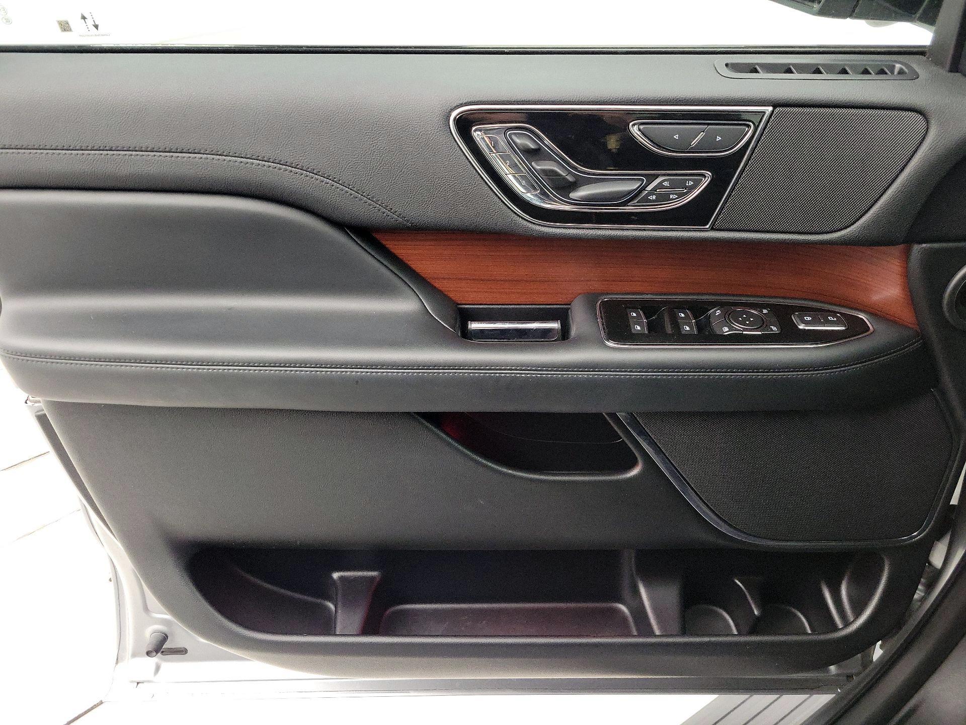 Thumbnail: 2020 Lincoln Navigator - 12