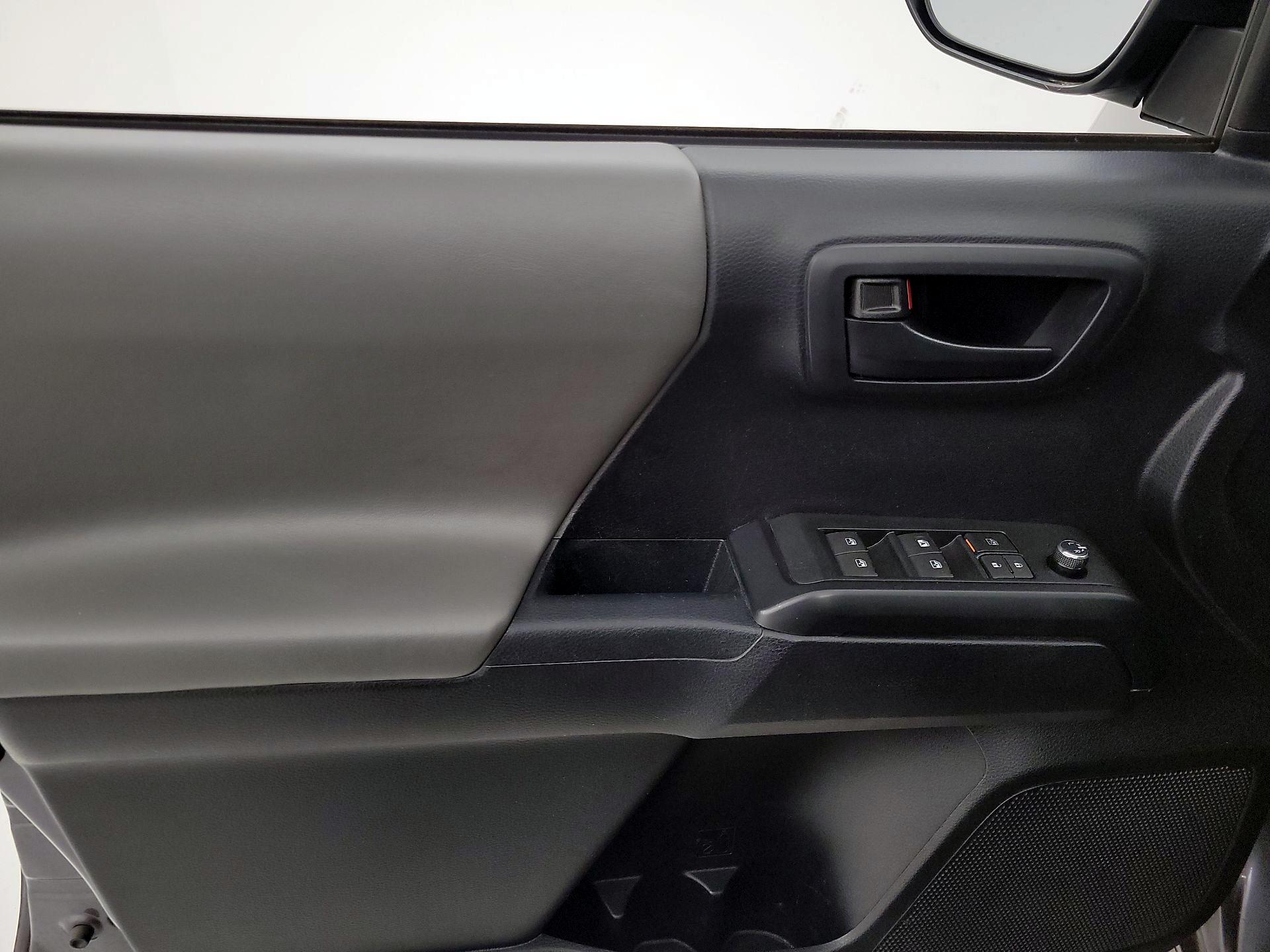 Thumbnail: 2018 Toyota Tacoma - 12