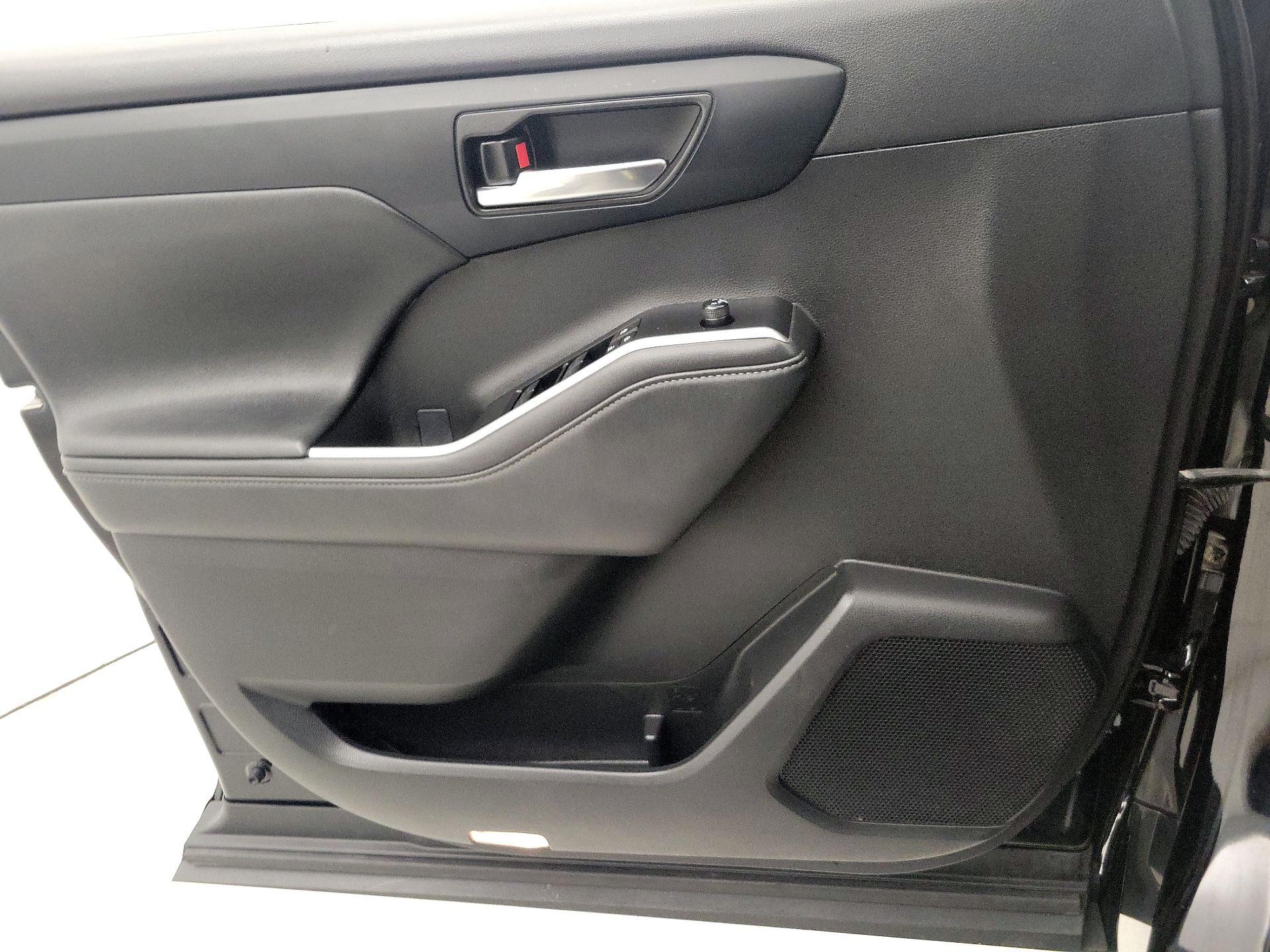 Thumbnail: 2023 Toyota Highlander - 12