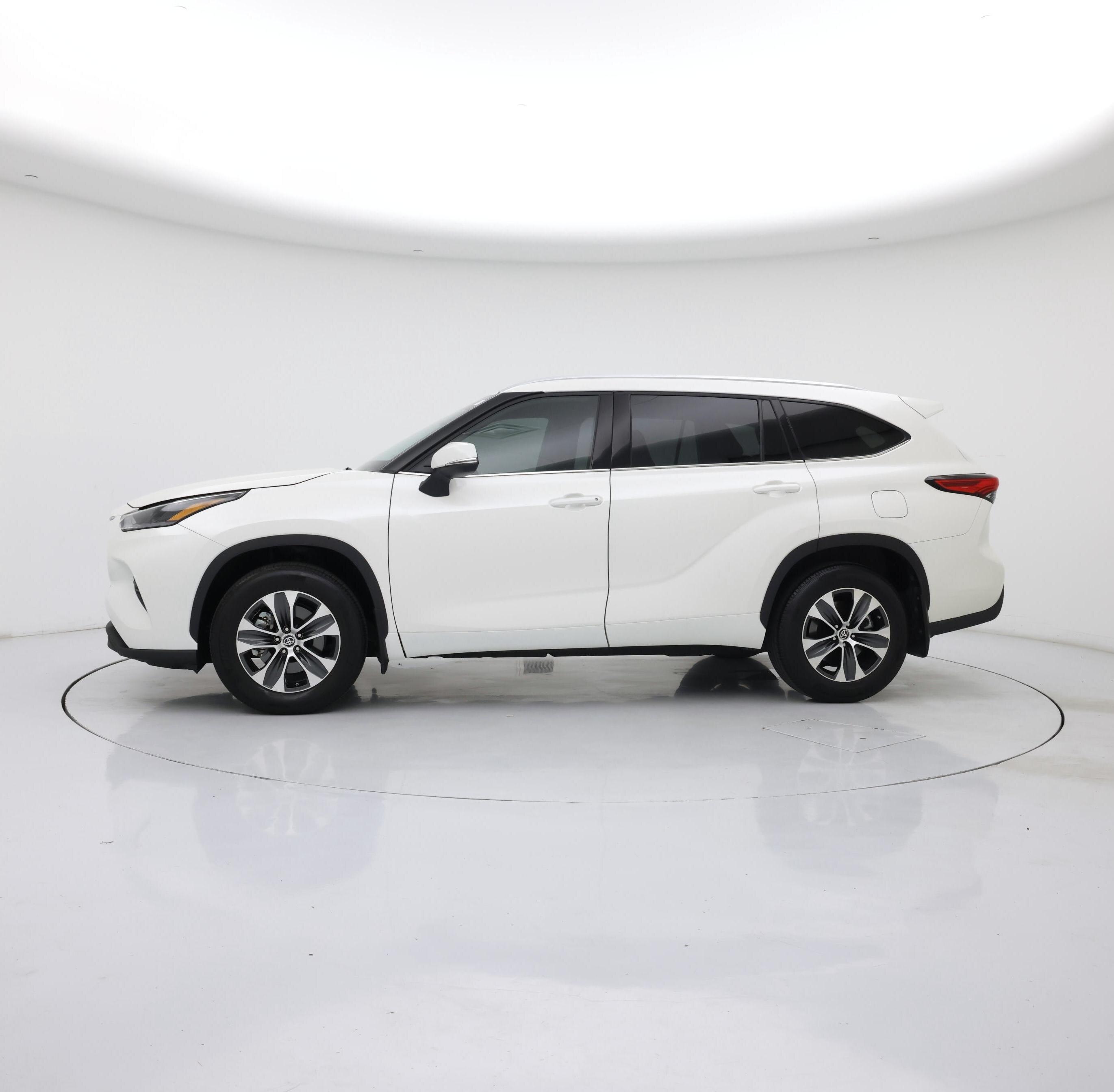 Thumbnail: 2021 Toyota Highlander - 3