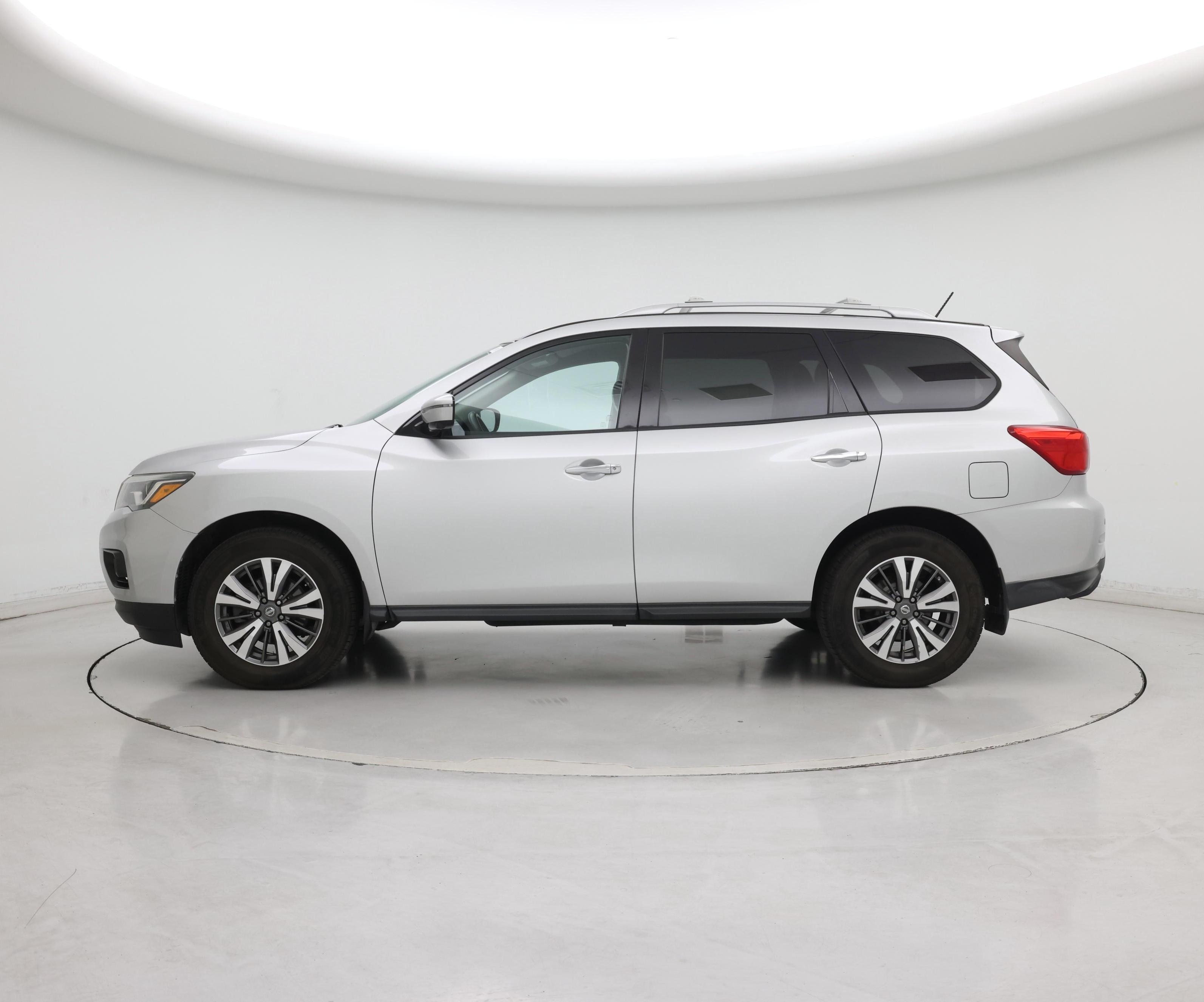 Thumbnail: 2017 Nissan Pathfinder - 3