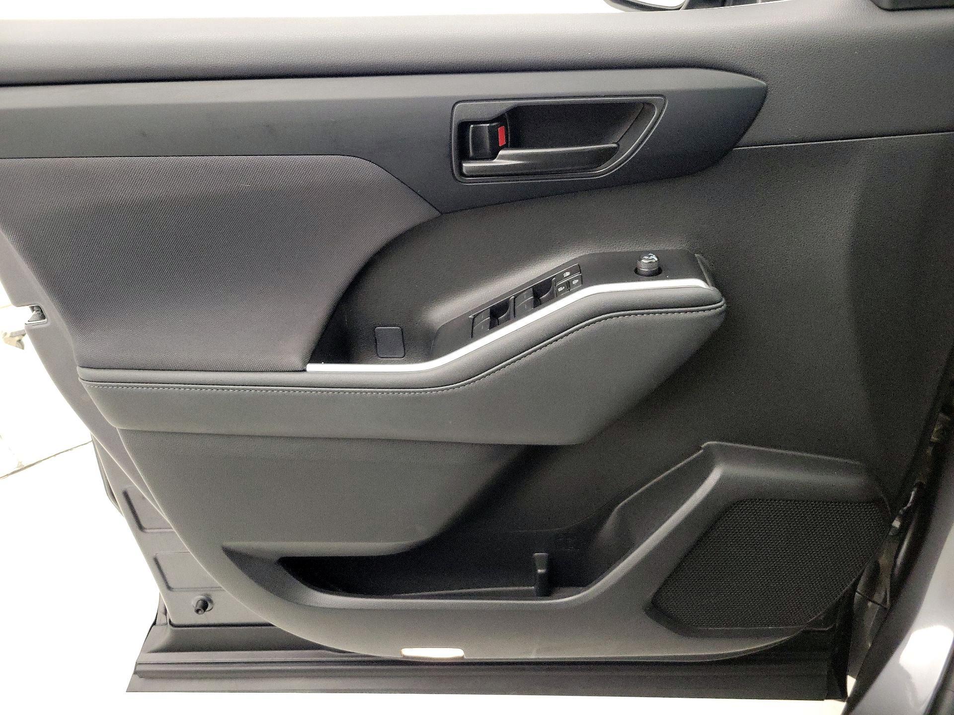 Thumbnail: 2023 Toyota Highlander - 12