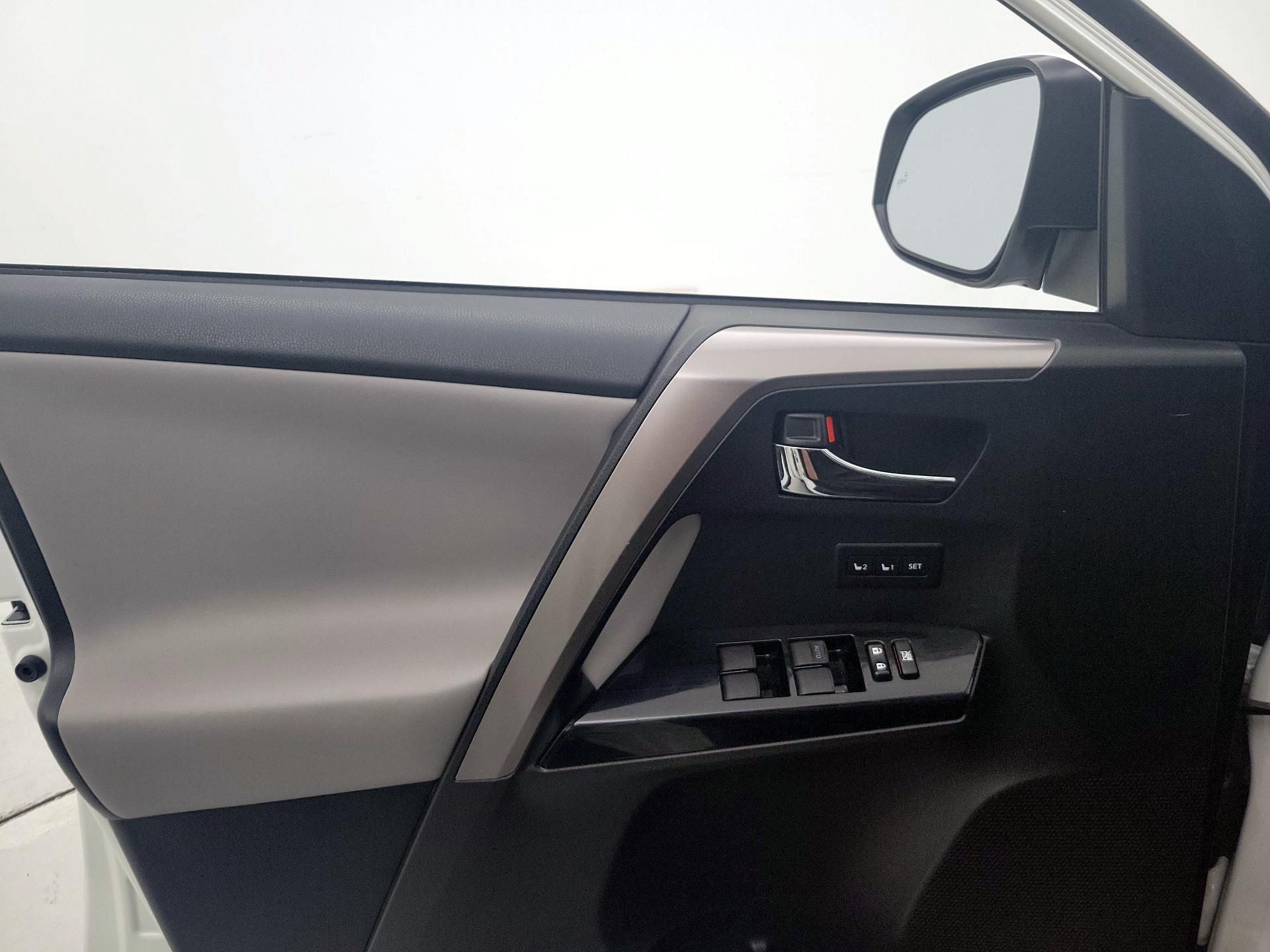 Thumbnail: 2016 Toyota RAV4 - 12